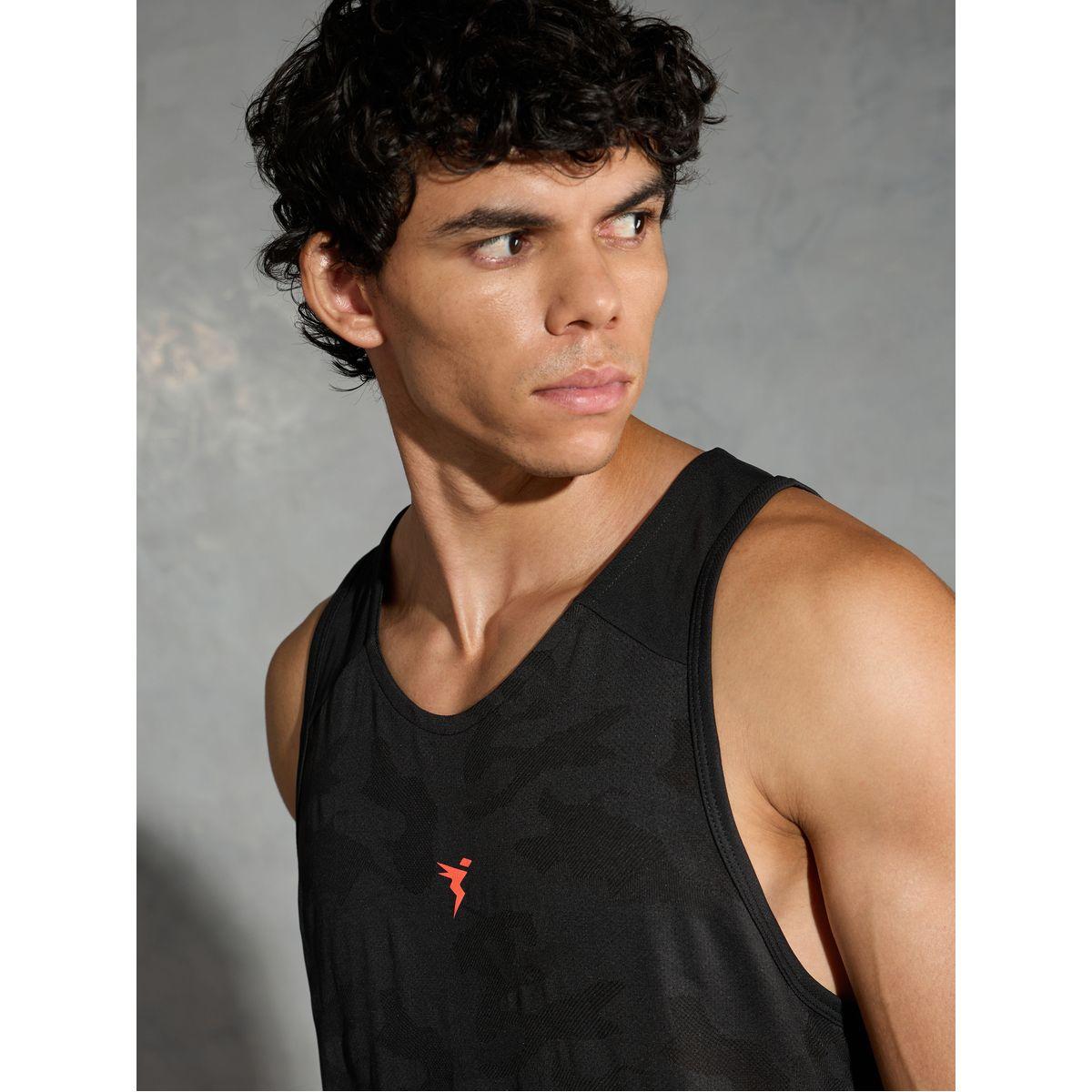 تيشيرت كت بتفاصيل جاكار مع ياقة سكوب-men-clothing-sportswearandactivewear-tshirtsandpolos-image-6