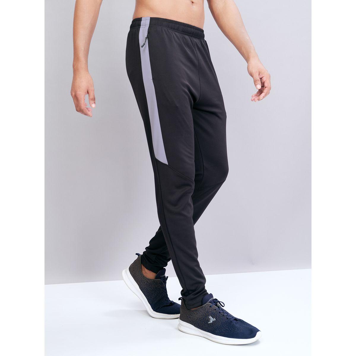 بنطال رياضي بقصة سليم فت وألواح بتفاصيل مُتباينة-men-clothing-bottoms-joggers-image-2