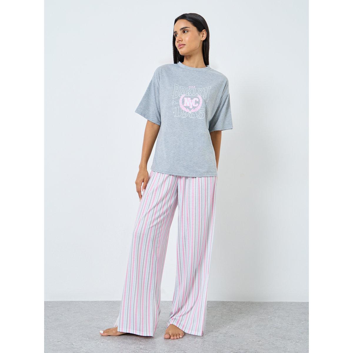 طقم من بنطال بيجاما وتيشيرت بطبعة جرافيك-women-clothing-nightwear-pyjamas-longsets-image-2