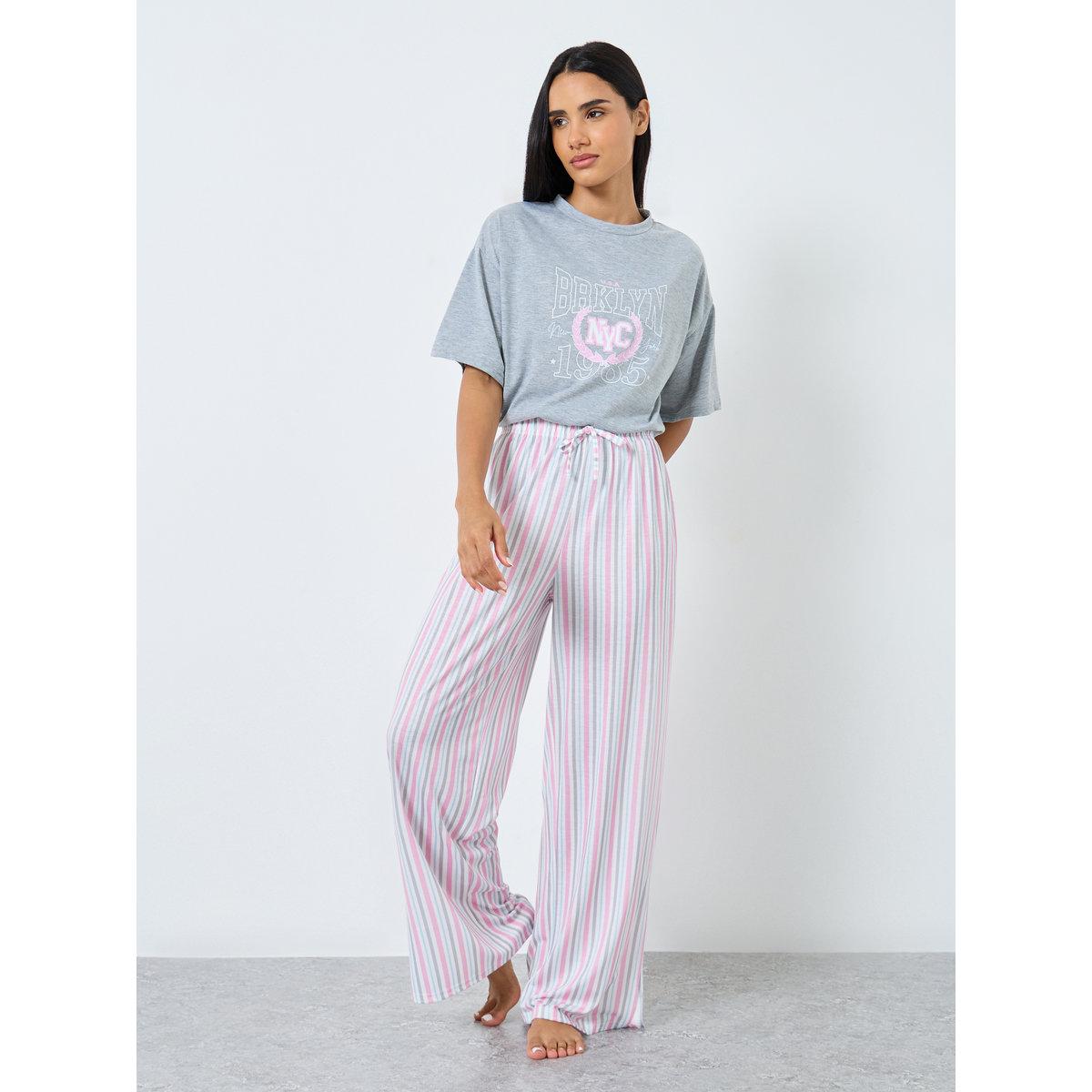 طقم من بنطال بيجاما وتيشيرت بطبعة جرافيك-women-clothing-nightwear-pyjamas-longsets-image-5