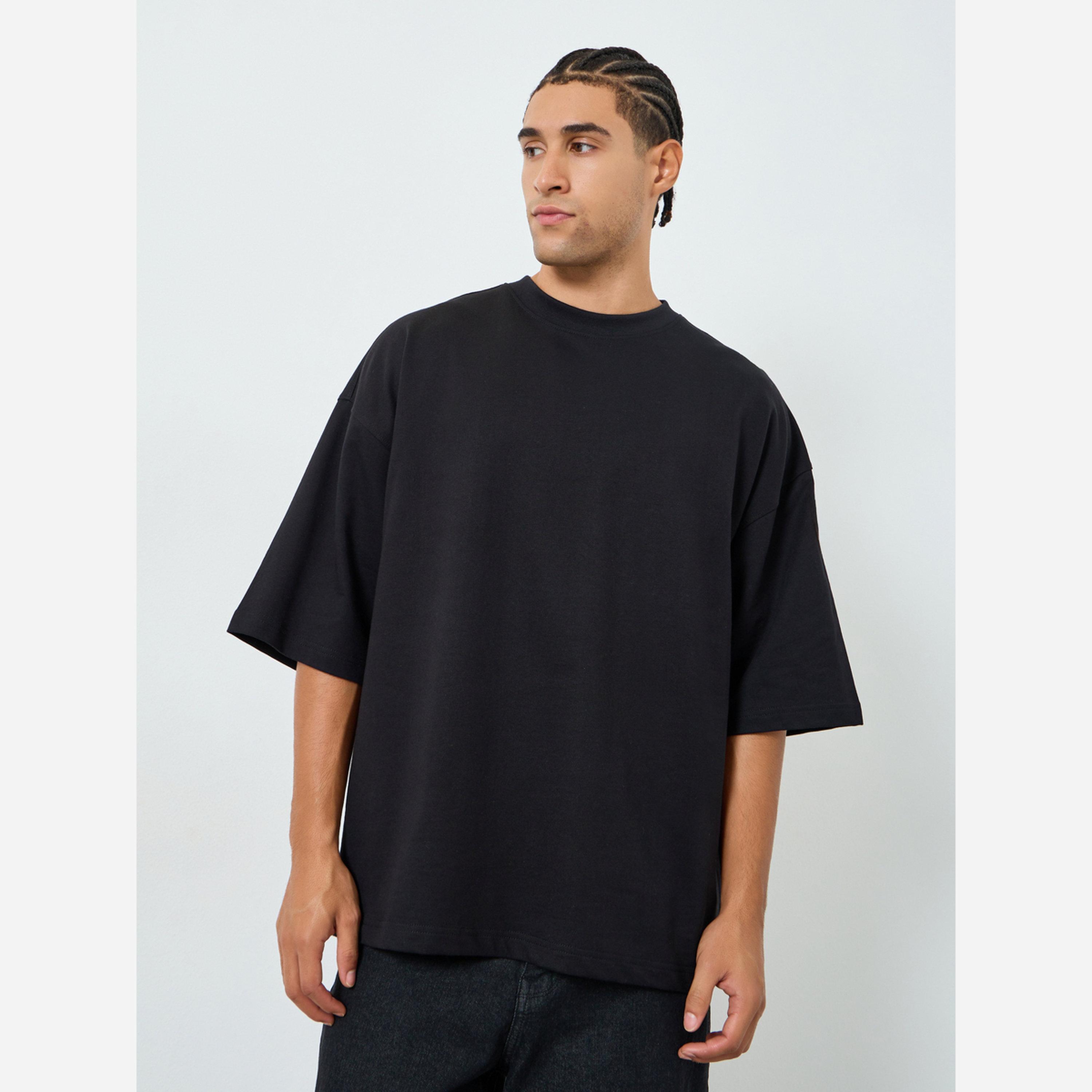 ستايلي - تيشيرت رجالي لون أسود ياقة مربعة وطبعة بارزة-men-clothing-tshirtsandpolos-tshirts-image-1