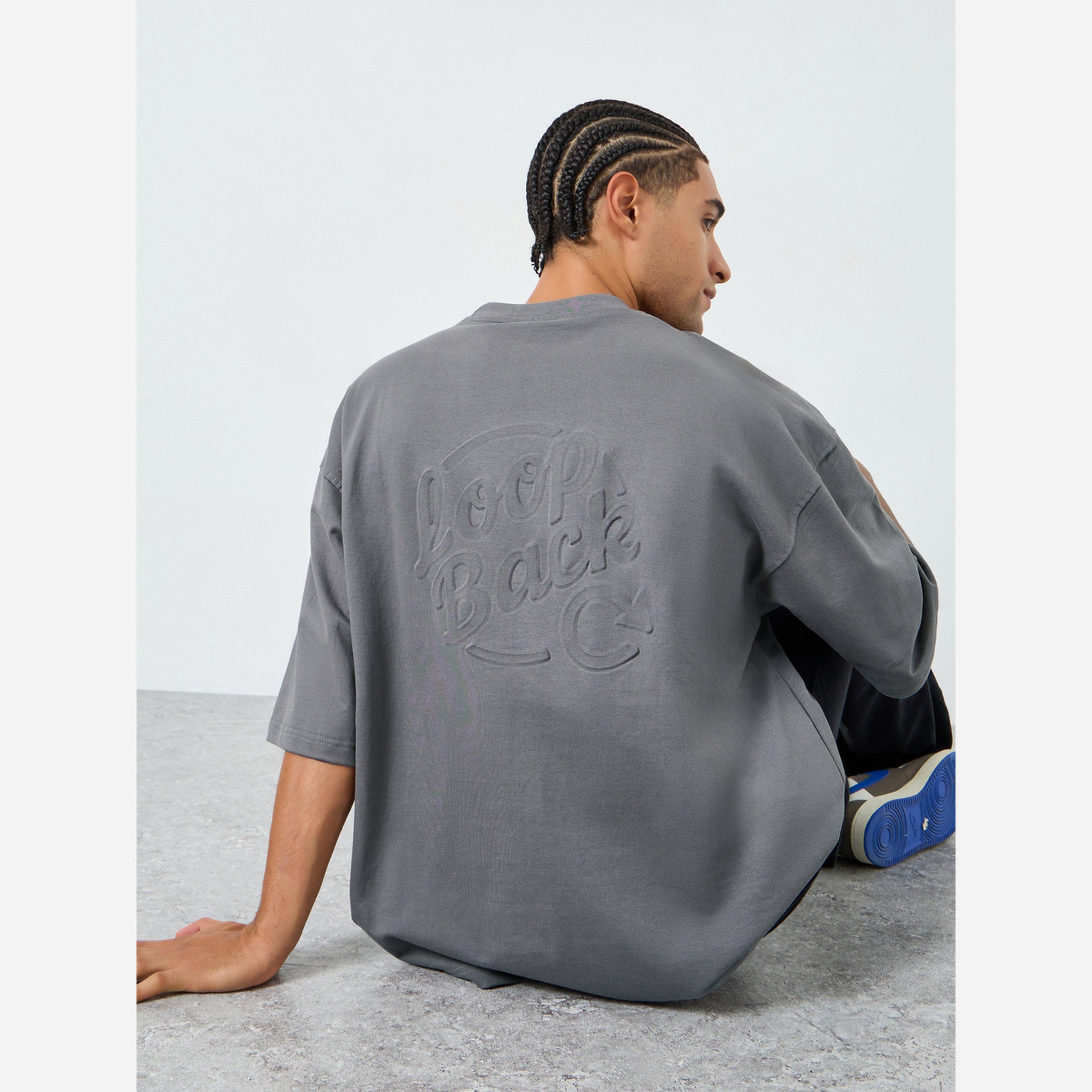 ستايلي - تيشيرت رجالي لون رمادي ياقة مربعة وطبعة بارزة-men-clothing-tshirtsandpolos-tshirts-image-4