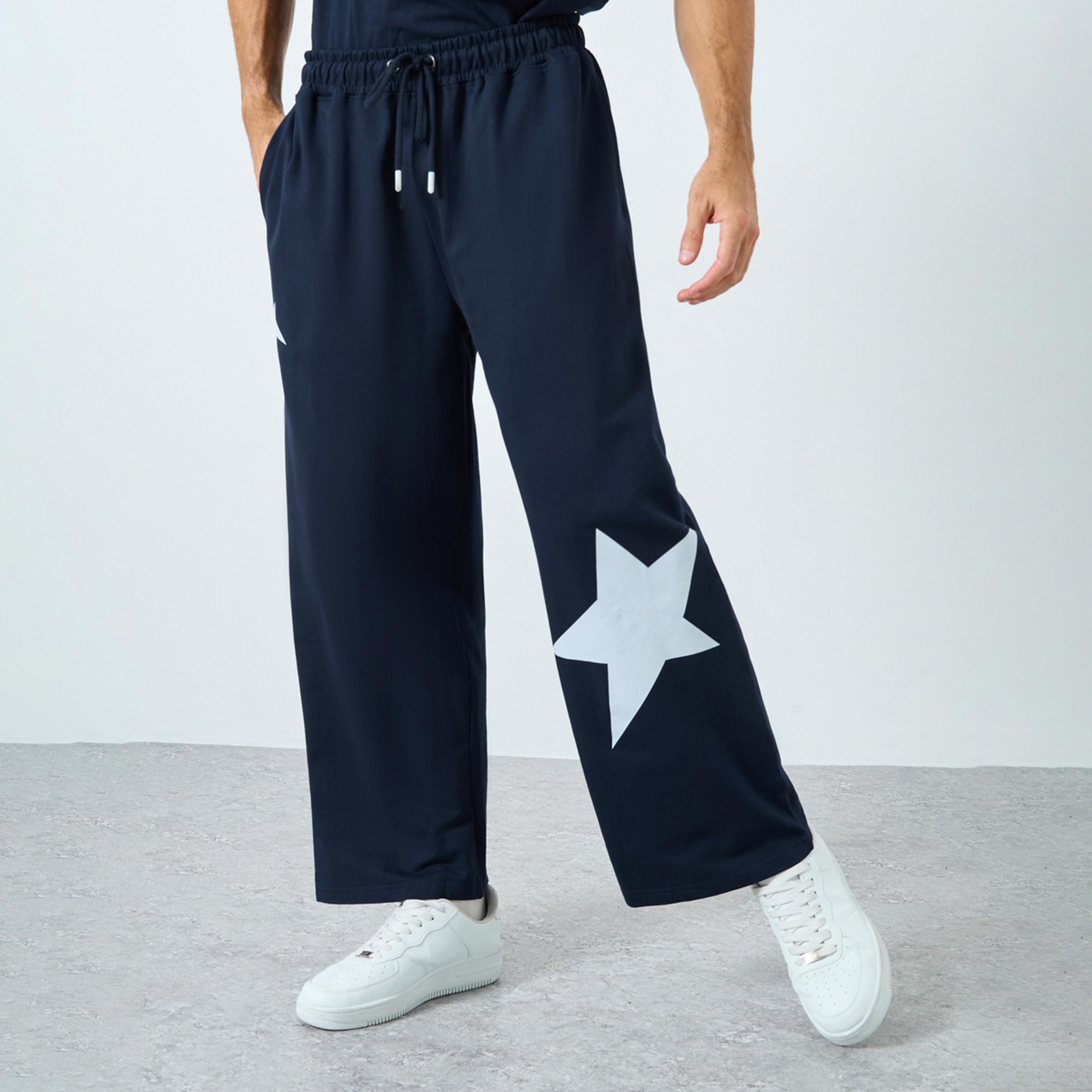 ستايلي - بنطال رياضي واسع الساق بطبعة نجوم لون أزرق داكن-men-clothing-bottoms-joggers-image-1