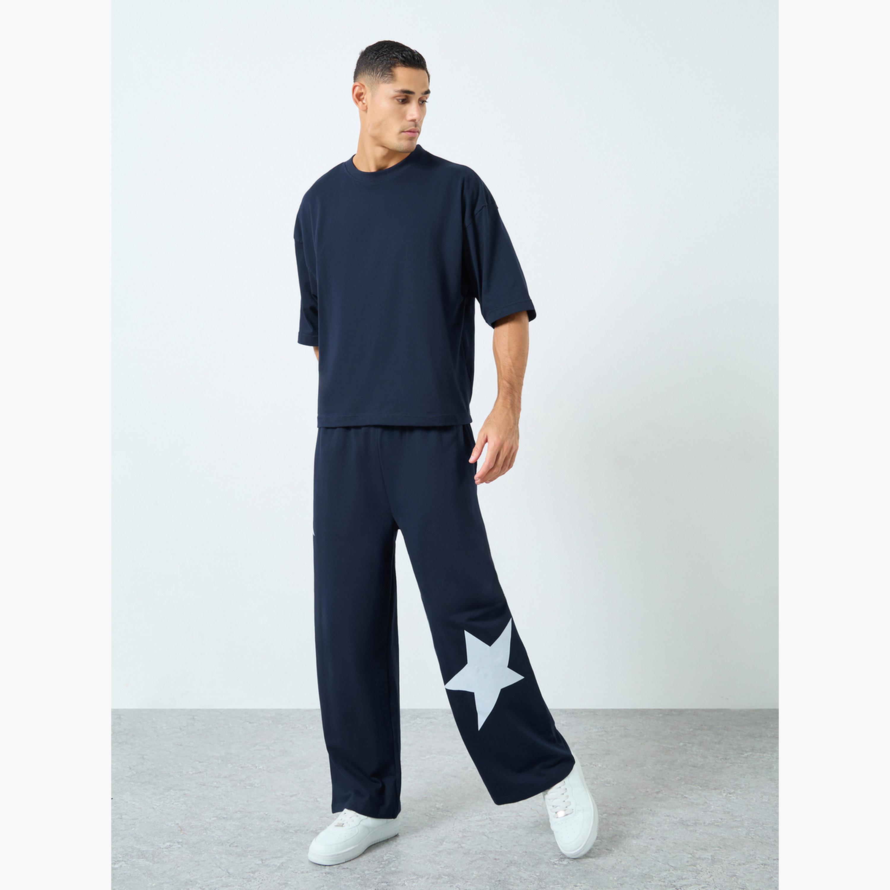 ستايلي - بنطال رياضي واسع الساق بطبعة نجوم لون أزرق داكن-men-clothing-bottoms-joggers-image-2