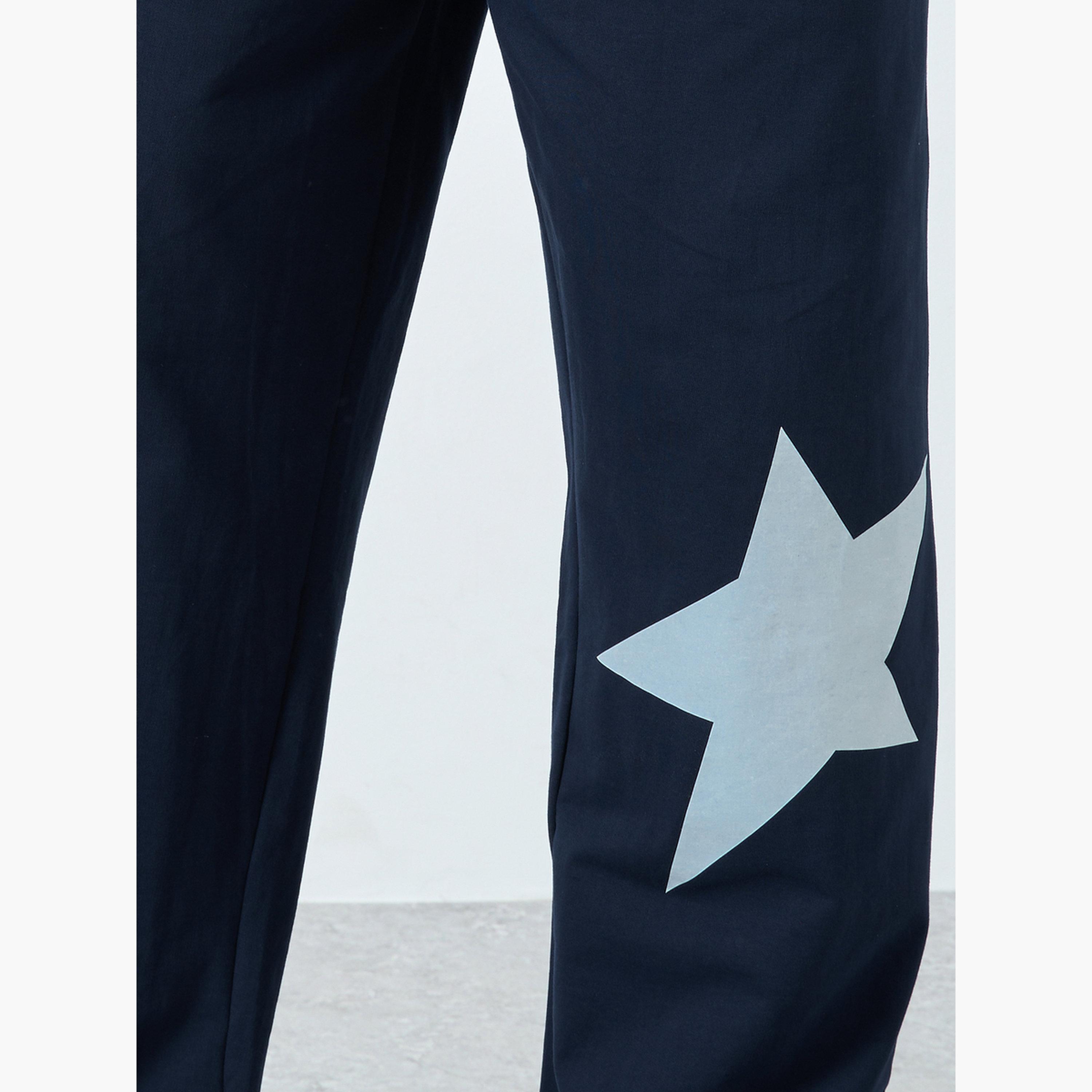 ستايلي - بنطال رياضي واسع الساق بطبعة نجوم لون أزرق داكن-men-clothing-bottoms-joggers-image-4