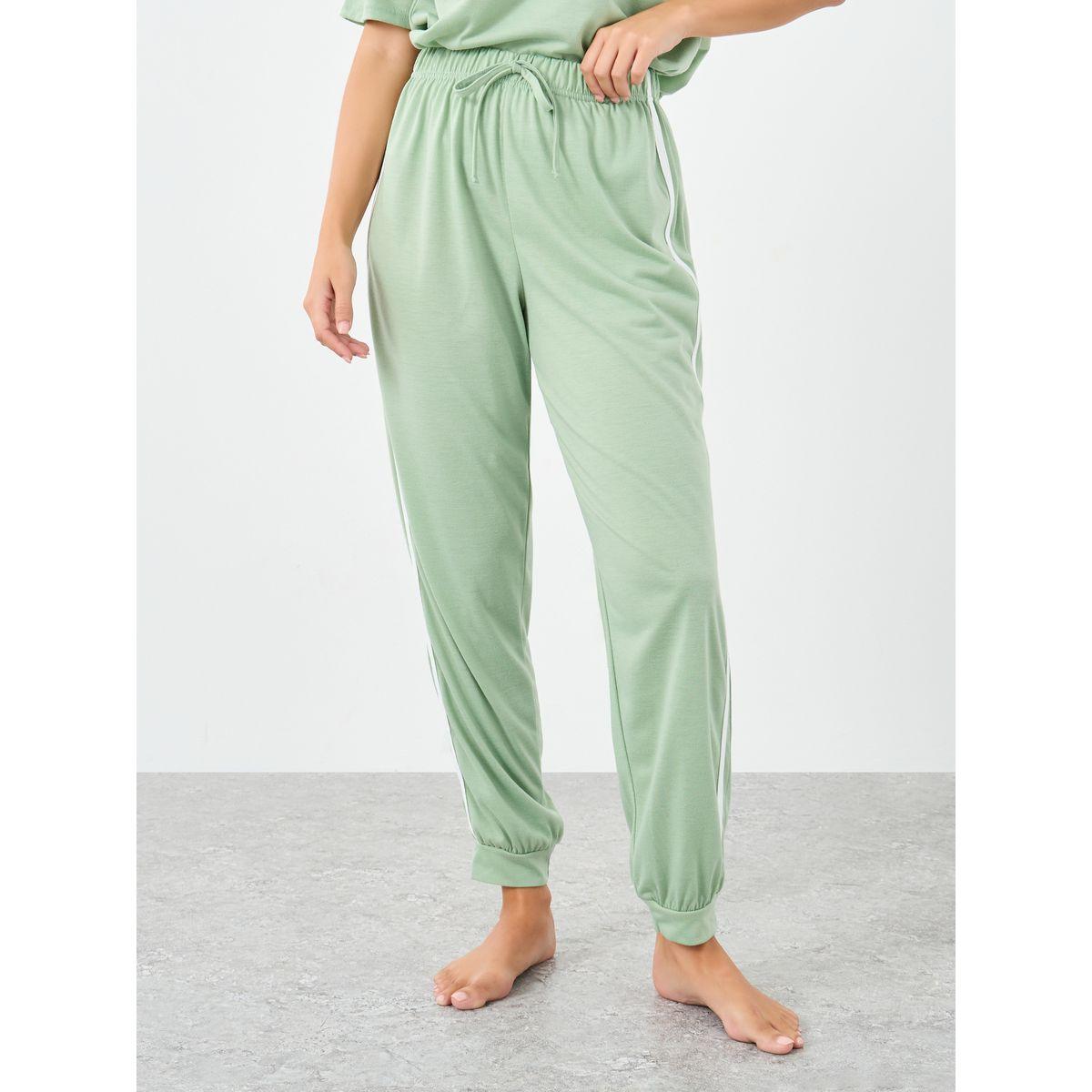طقم منسق من جوغر وتيشيرت مخطط بطبعة كتابة-women-clothing-nightwear-pyjamas-longsets-image-6