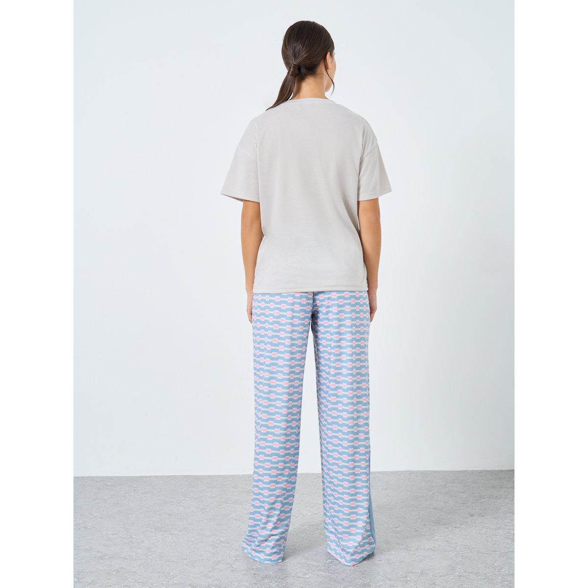 طقم من بنطال بيجاما وتيشيرت بتفاصيل أكتاف مُنخفضة-women-clothing-nightwear-pyjamas-longsets-image-4