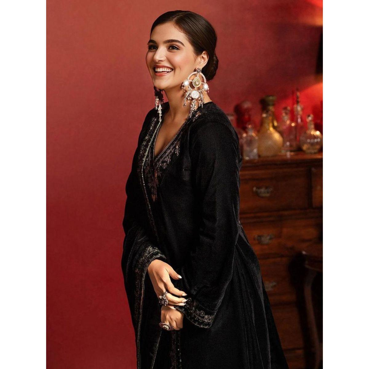 مجموعة من دوباتا وبنطال مع كورتا مخمل مُطرّزة-women-clothing-ethnicwear-kurtasets-image-3