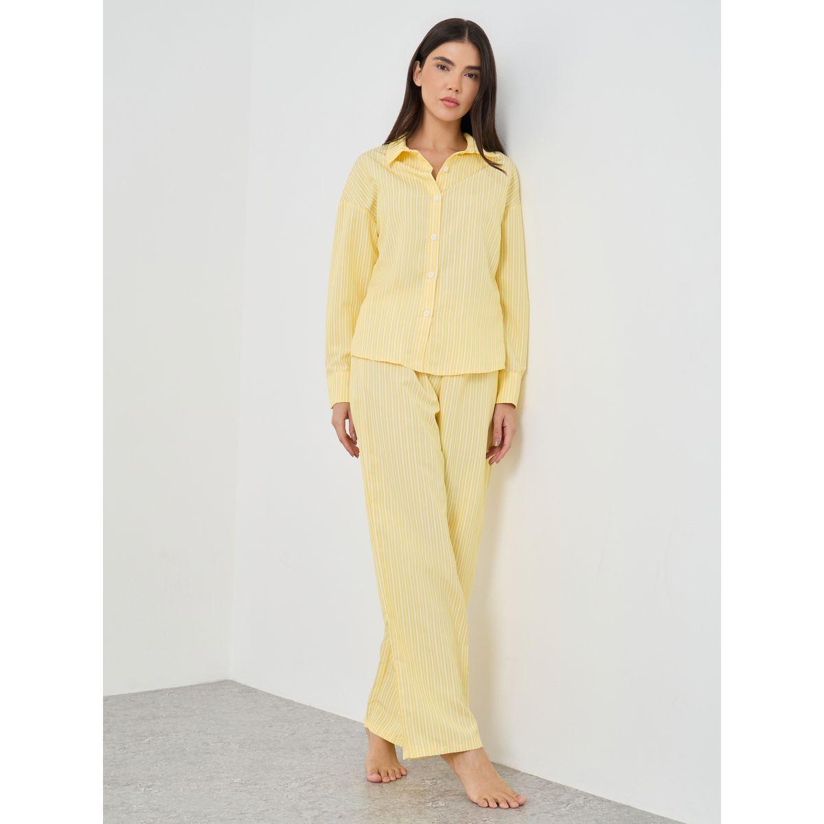 طقم منسق من بنطال بيجاما وبلوزة مخططة بتفاصيل أزرار-women-clothing-nightwear-pyjamas-longsets-image-1