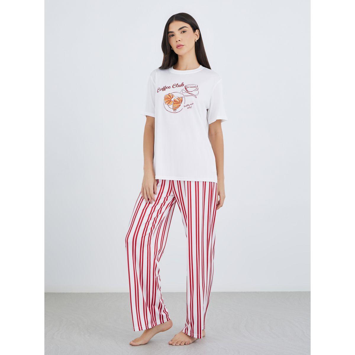 طقم من بنطال بيجاما وتيشيرت بطبعة جرافيك-women-clothing-nightwear-pyjamas-longsets-image-1