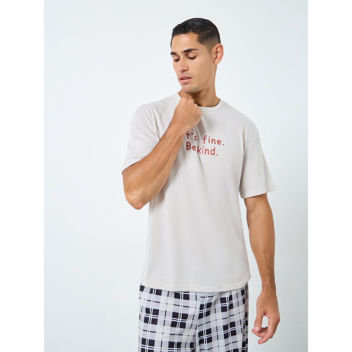 طقم من بنطال بيجاما وتيشيرت بطبعة كتابة-men-clothing-nightwear-sets-image-2