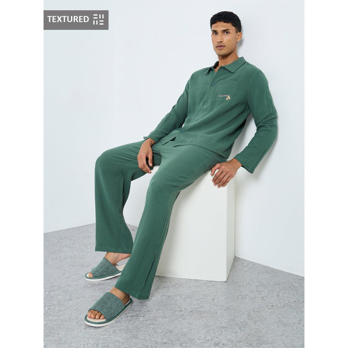طقم من بنطال بيجاما وقميص بتفاصيل بارزة الملمس-men-clothing-nightwear-sets-image-1