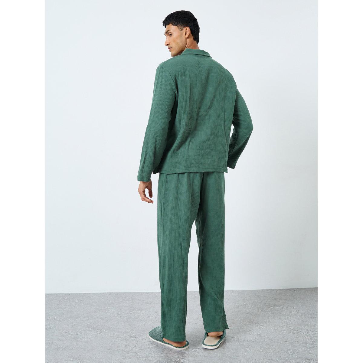 طقم من بنطال بيجاما وقميص بتفاصيل بارزة الملمس-men-clothing-nightwear-sets-image-4
