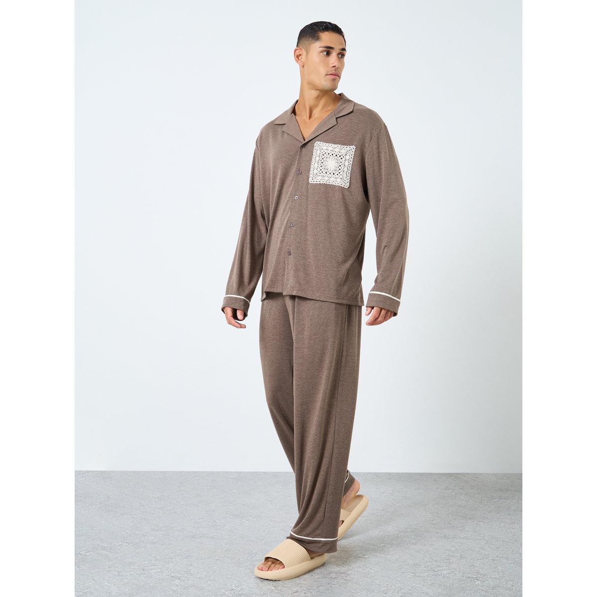 طقم من بنطال بيجاما وقميص بتفاصيل جيب-men-clothing-nightwear-sets-image-1