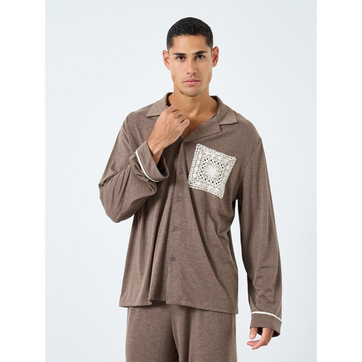 طقم من بنطال بيجاما وقميص بتفاصيل جيب-men-clothing-nightwear-sets-image-2