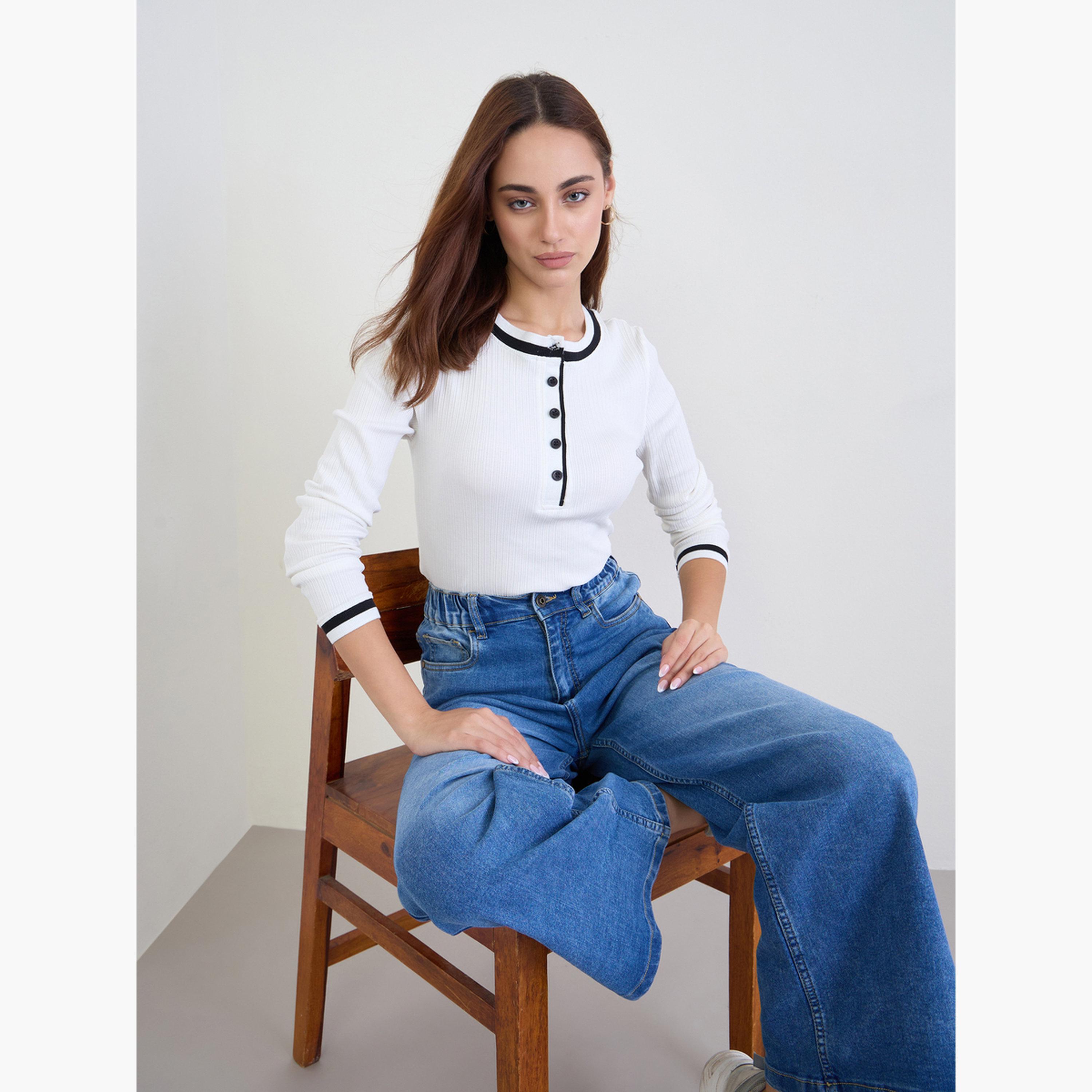 ستايلي - بلوزة محبوكة مضلعة لون أوف وايت مع حواف سوداء للنساء-women-clothing-tshirts-image-3