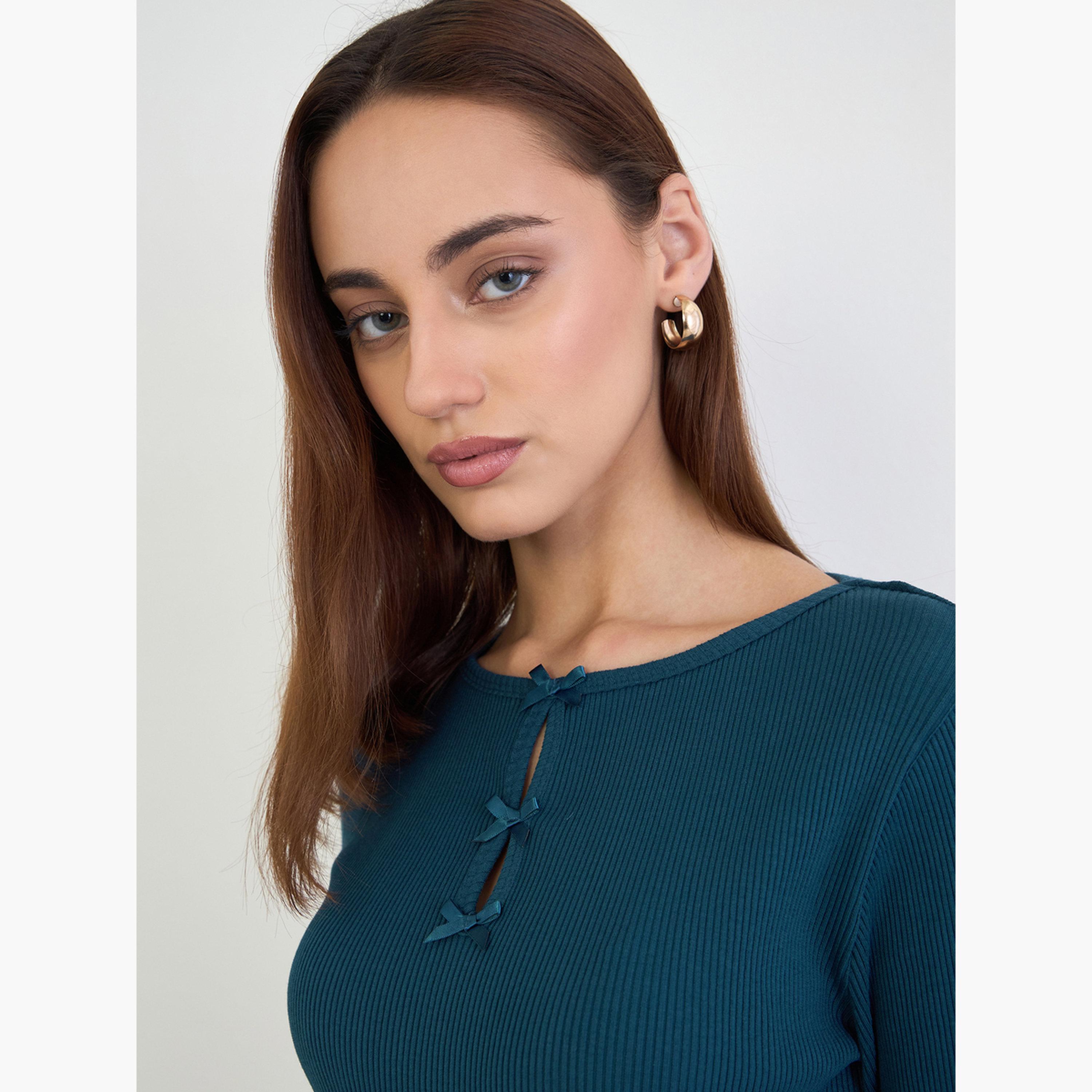 ستايلي - بلوزة محبوكة بقصة ضيقة وتفاصيل فيونكة لون أزرق مخضر للنساء-women-clothing-tshirts-image-4