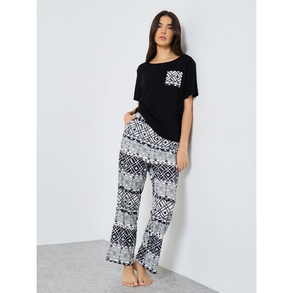 طقم من بنطال بيجاما وتيشيرت بطبعة جرافيك-women-clothing-nightwear-pyjamas-longsets-image-1