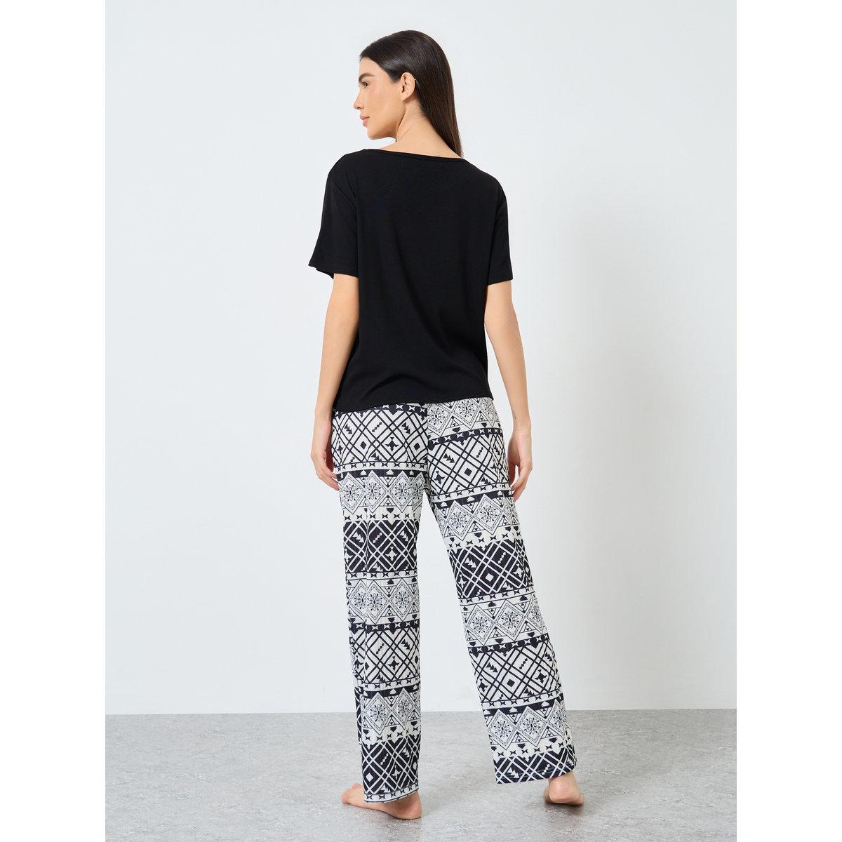 طقم من بنطال بيجاما وتيشيرت بطبعة جرافيك-women-clothing-nightwear-pyjamas-longsets-image-4