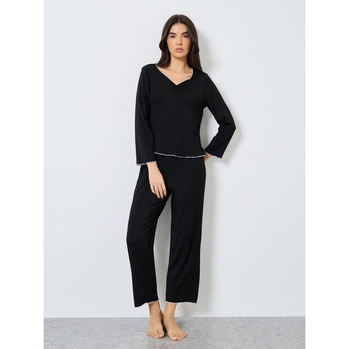 طقم من بنطال بيجاما وتيشيرت بتفاصيل مُتباينة-women-clothing-nightwear-pyjamas-longsets-image-1