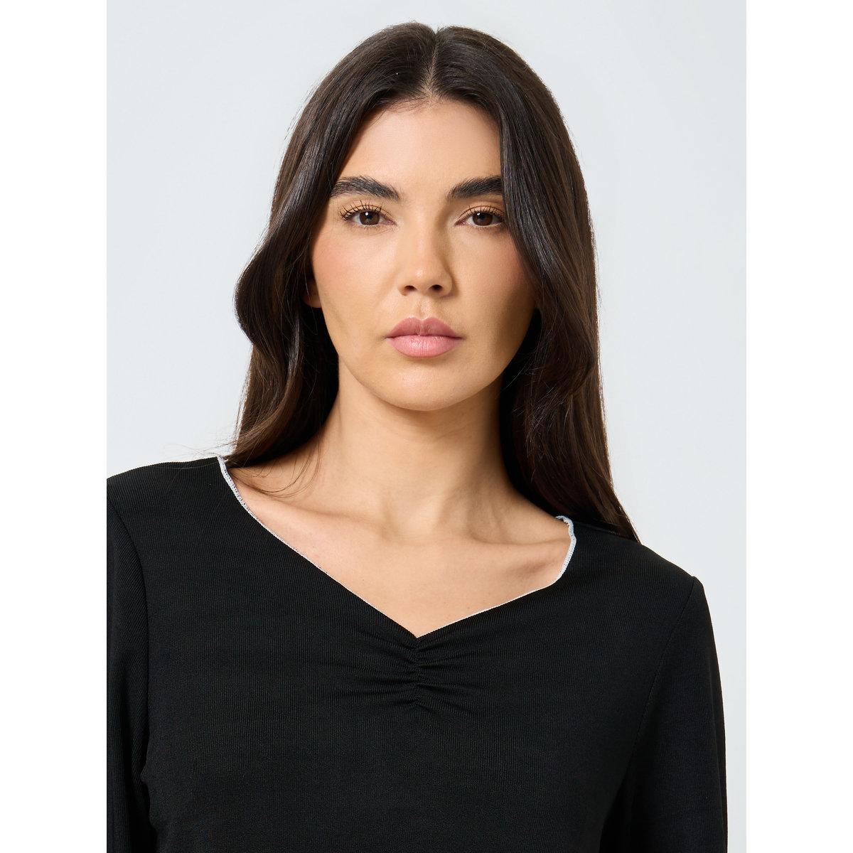 طقم من بنطال بيجاما وتيشيرت بتفاصيل مُتباينة-women-clothing-nightwear-pyjamas-longsets-image-3