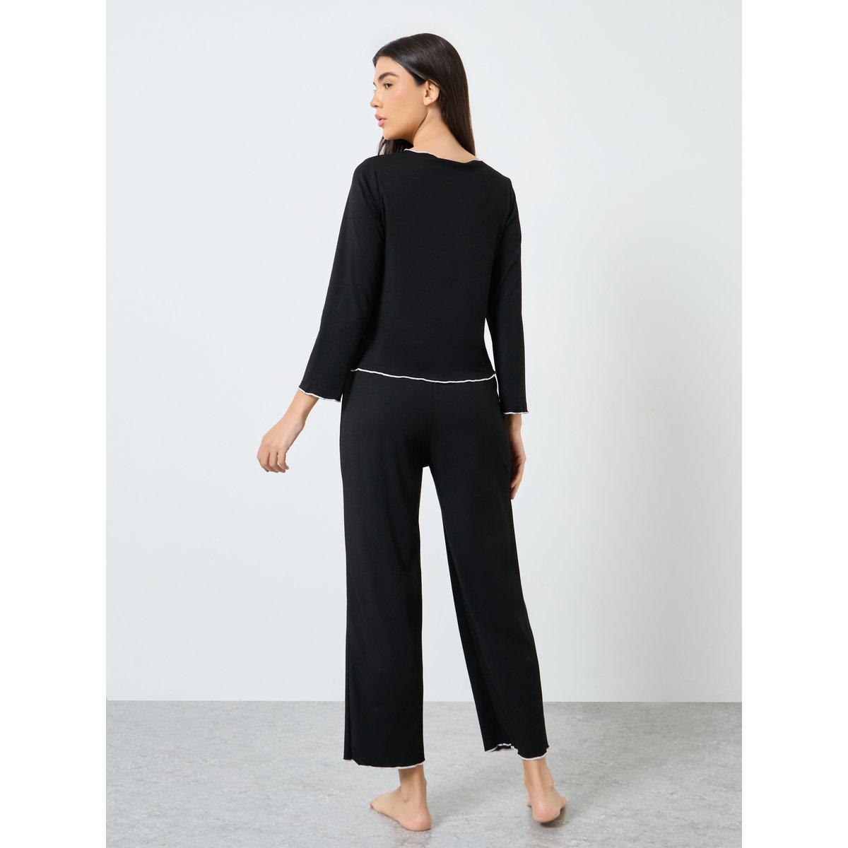 طقم من بنطال بيجاما وتيشيرت بتفاصيل مُتباينة-women-clothing-nightwear-pyjamas-longsets-image-4