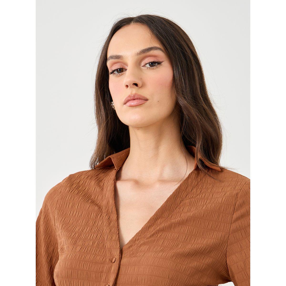 بلوزة بأزرار وتفاصيل بارزة الملمس-women-clothing-shirtsandblouses-shirts-image-3