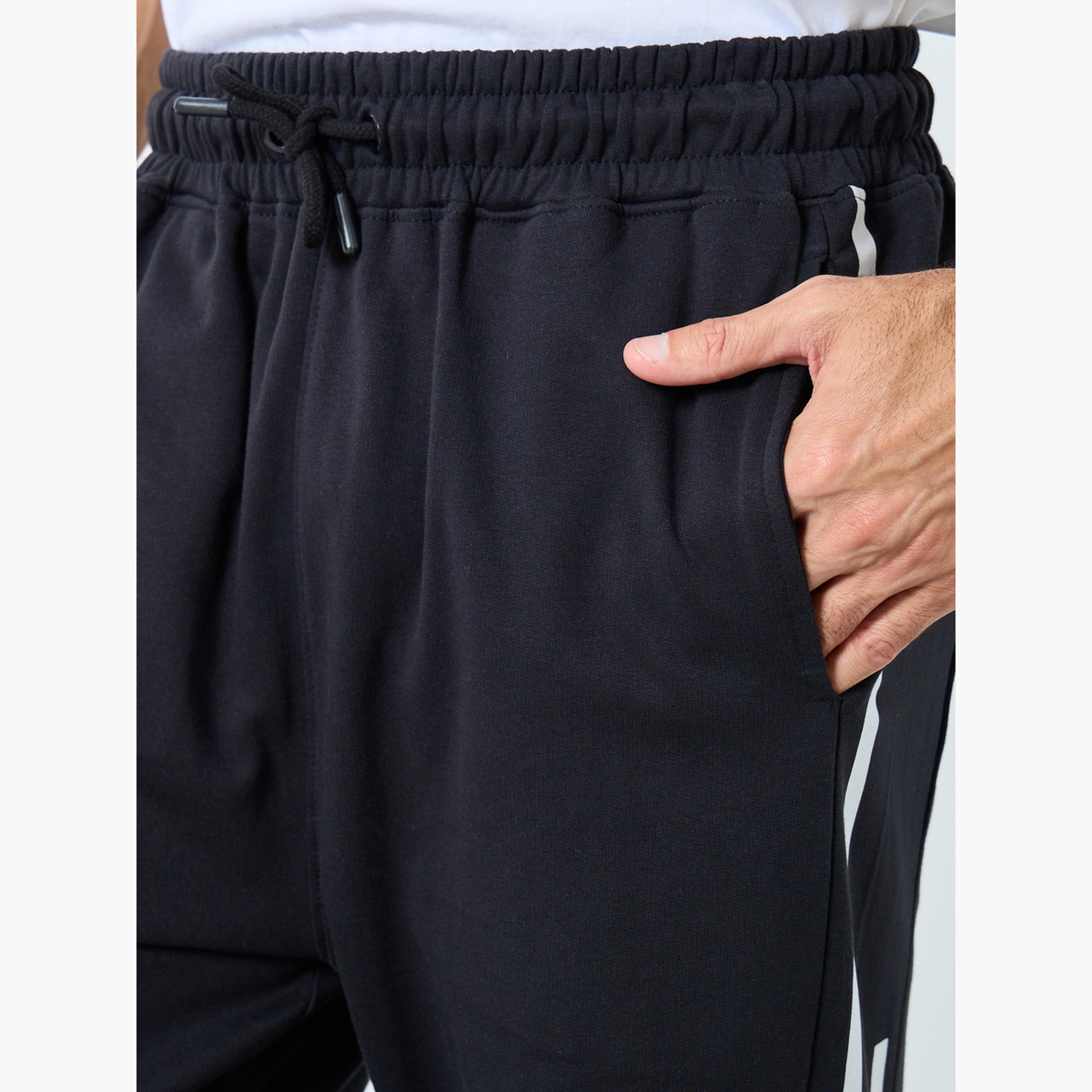 ستايلي - بنطال رياضي رجالي أسود مقاس كبير اوفر سايز  مطبوع عليه شعار-men-clothing-bottoms-joggers-image-4