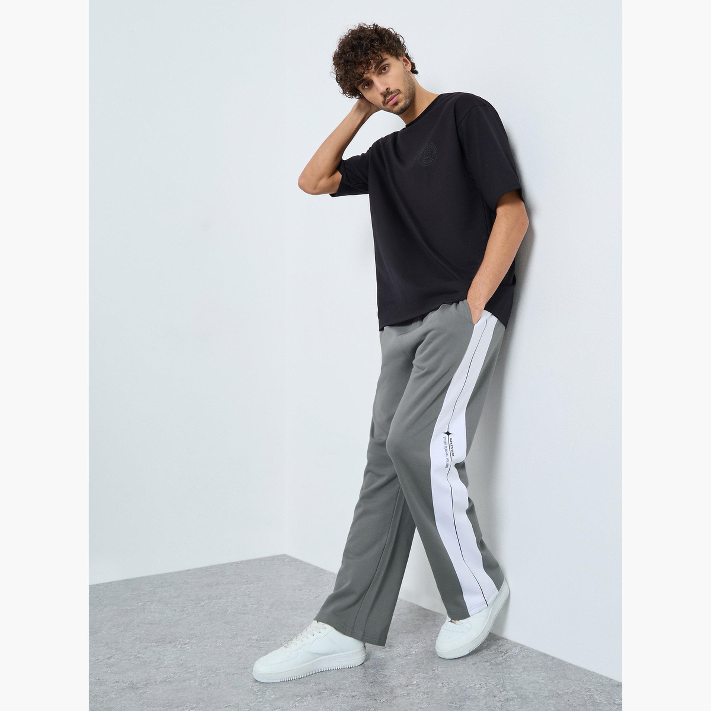 ستايلي - بنطال رياضي من الصوف مطبوع عليه لوحة جانبية حجم كبير-men-clothing-bottoms-joggers-image-2