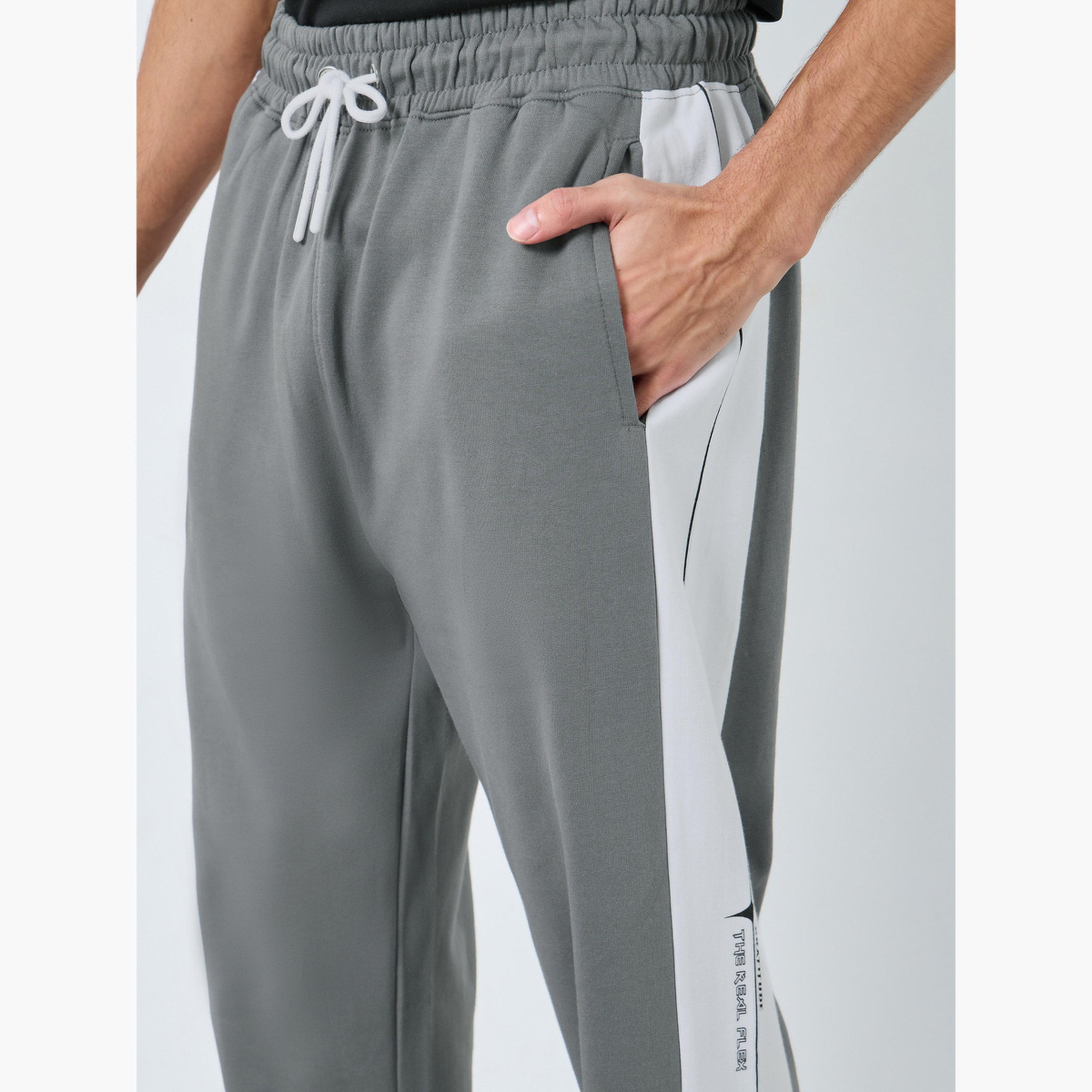 ستايلي - بنطال رياضي من الصوف مطبوع عليه لوحة جانبية حجم كبير-men-clothing-bottoms-joggers-image-3