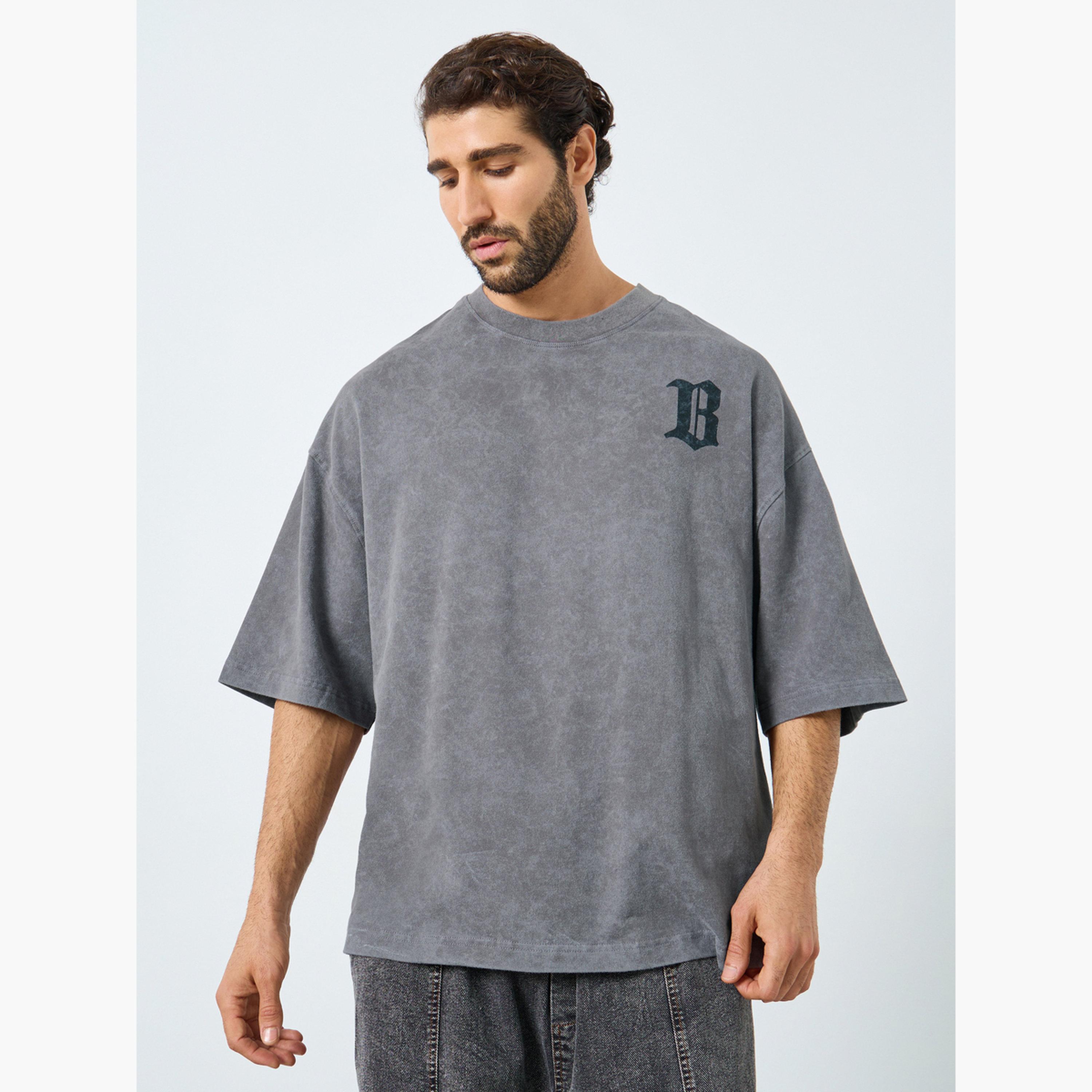 ستايلي - تي شيرت رجالي رمادي اللون بقصّة مربعة ومطرّز غسيل حمضي-men-clothing-tshirtsandpolos-tshirts-image-1