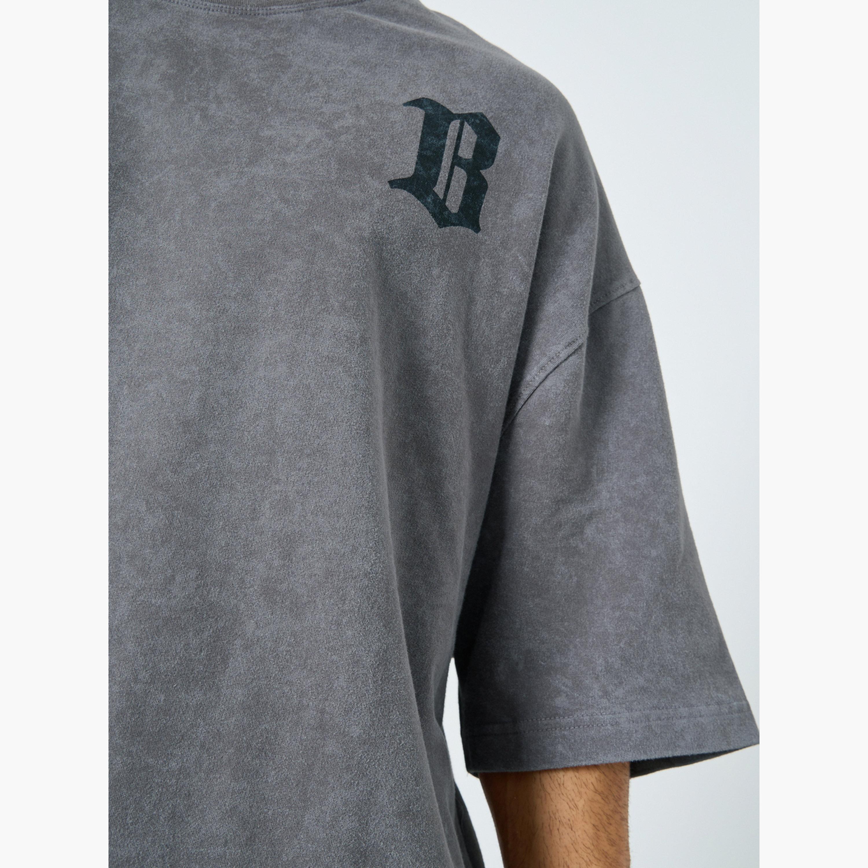 ستايلي - تي شيرت رجالي رمادي اللون بقصّة مربعة ومطرّز غسيل حمضي-men-clothing-tshirtsandpolos-tshirts-image-4