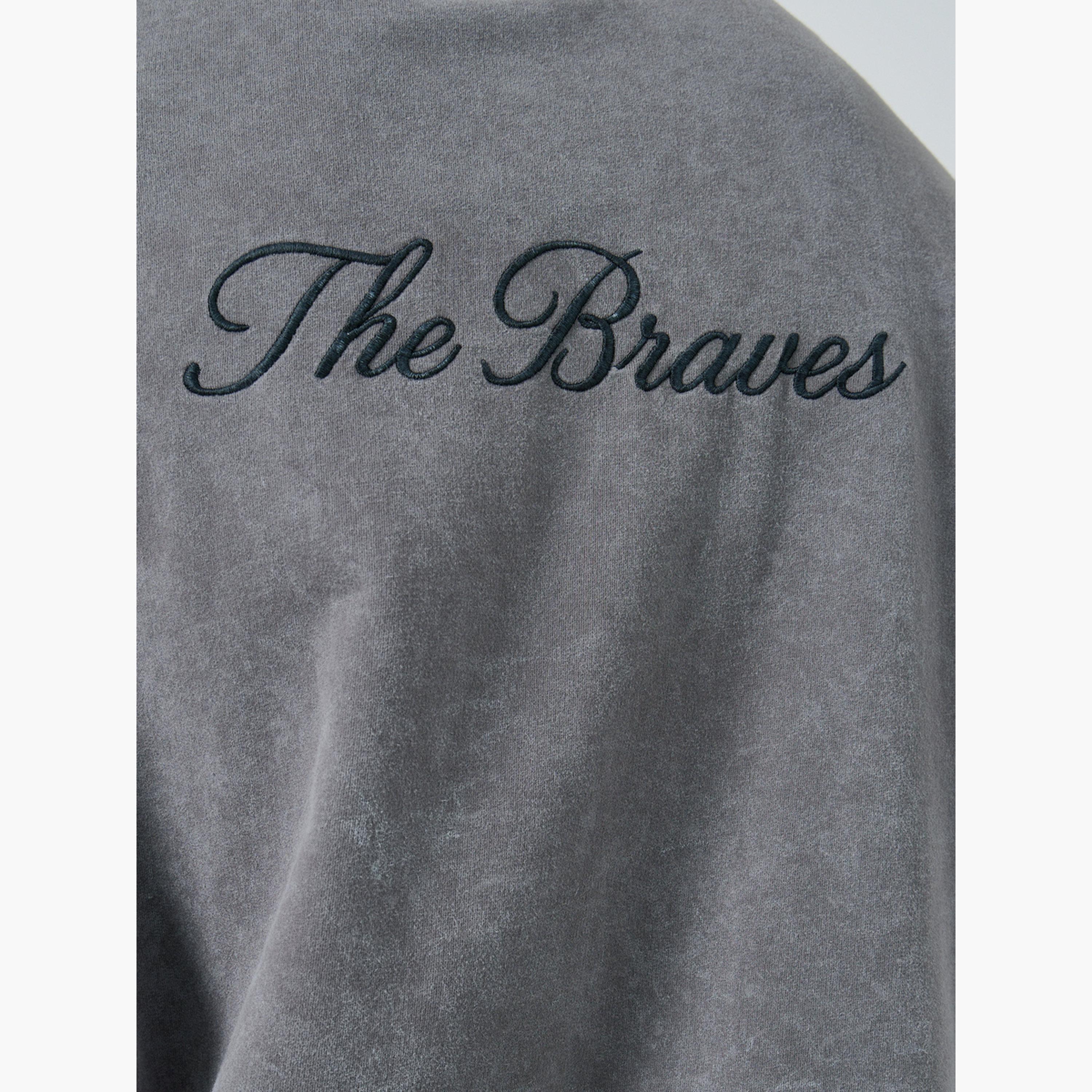 ستايلي - تي شيرت رجالي رمادي اللون بقصّة مربعة ومطرّز غسيل حمضي-men-clothing-tshirtsandpolos-tshirts-image-5
