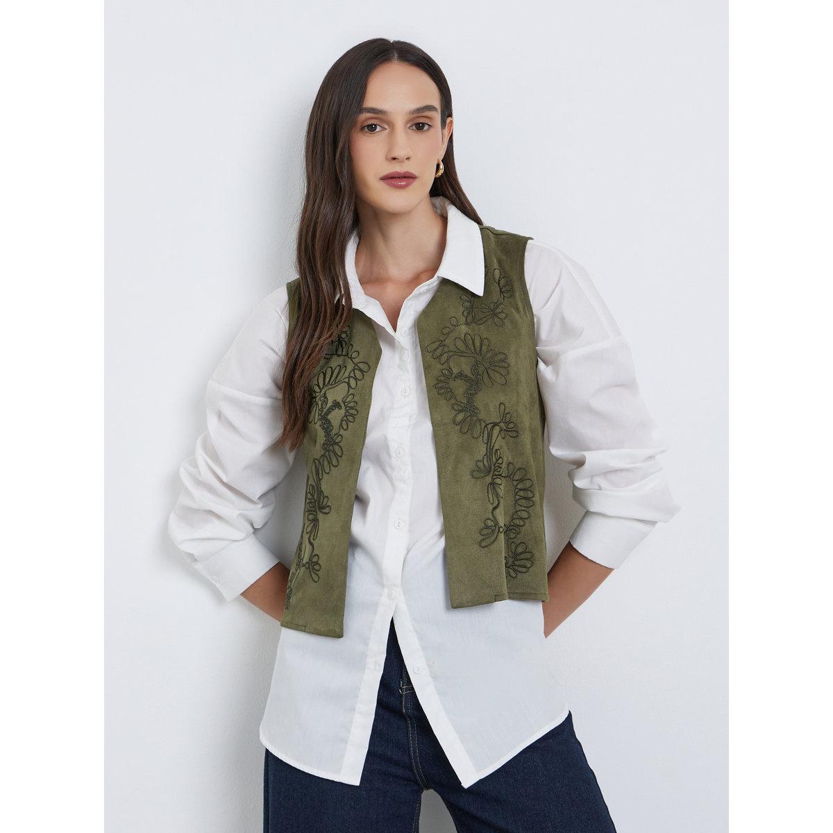 جيليه بتفاصيل مُطرزة وملمس مخملي-women-clothing-coatsandjackets-waistcoats-image-1