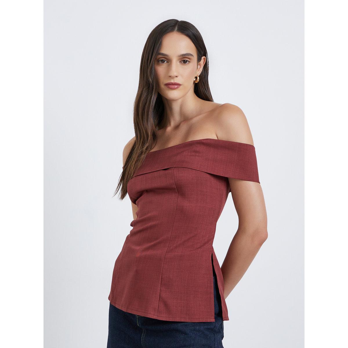 بلوزة سادة بتفاصيل أكتاف مكشوفة مع شق جانبي-women-clothing-shirtsandblouses-blouses-image-1