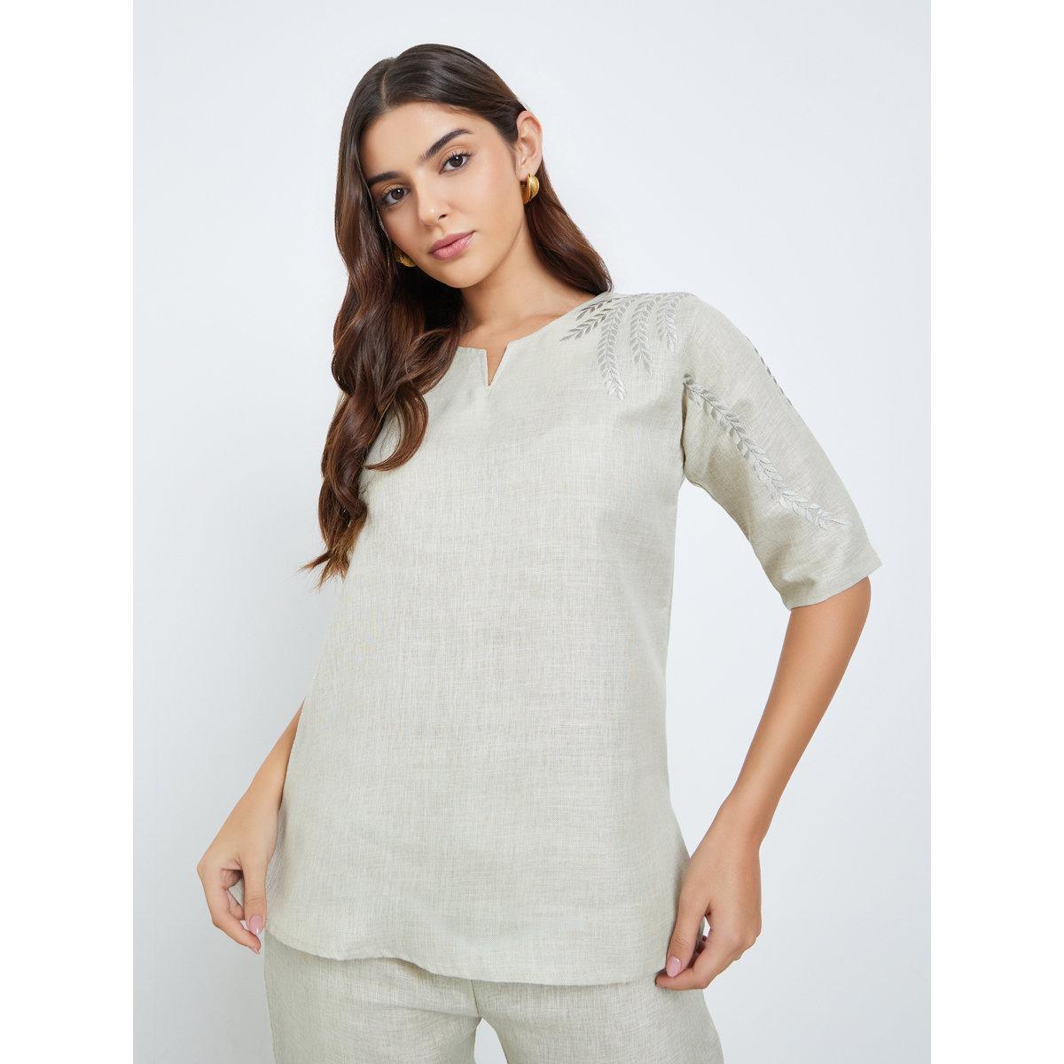 طقم منسق من بنطال وبلوزة بتفاصيل مُطرزة-women-clothing-coordsets-image-2