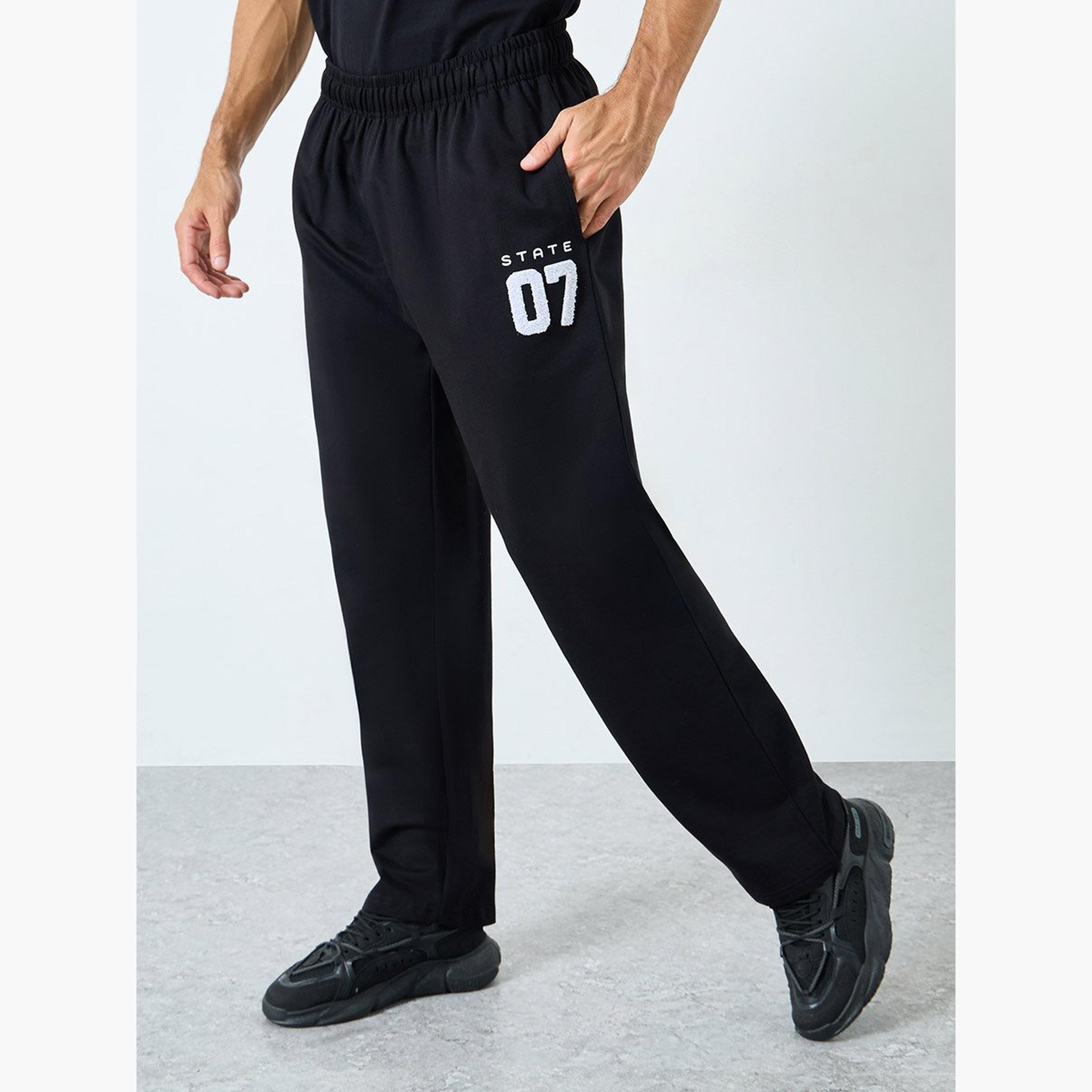 ستايلي - بنطال رياضي قصّة مريحة ذو حافة مفتوحة مع تطريز منشفة-men-clothing-sportswearandactivewear-bottoms-joggers-image-1