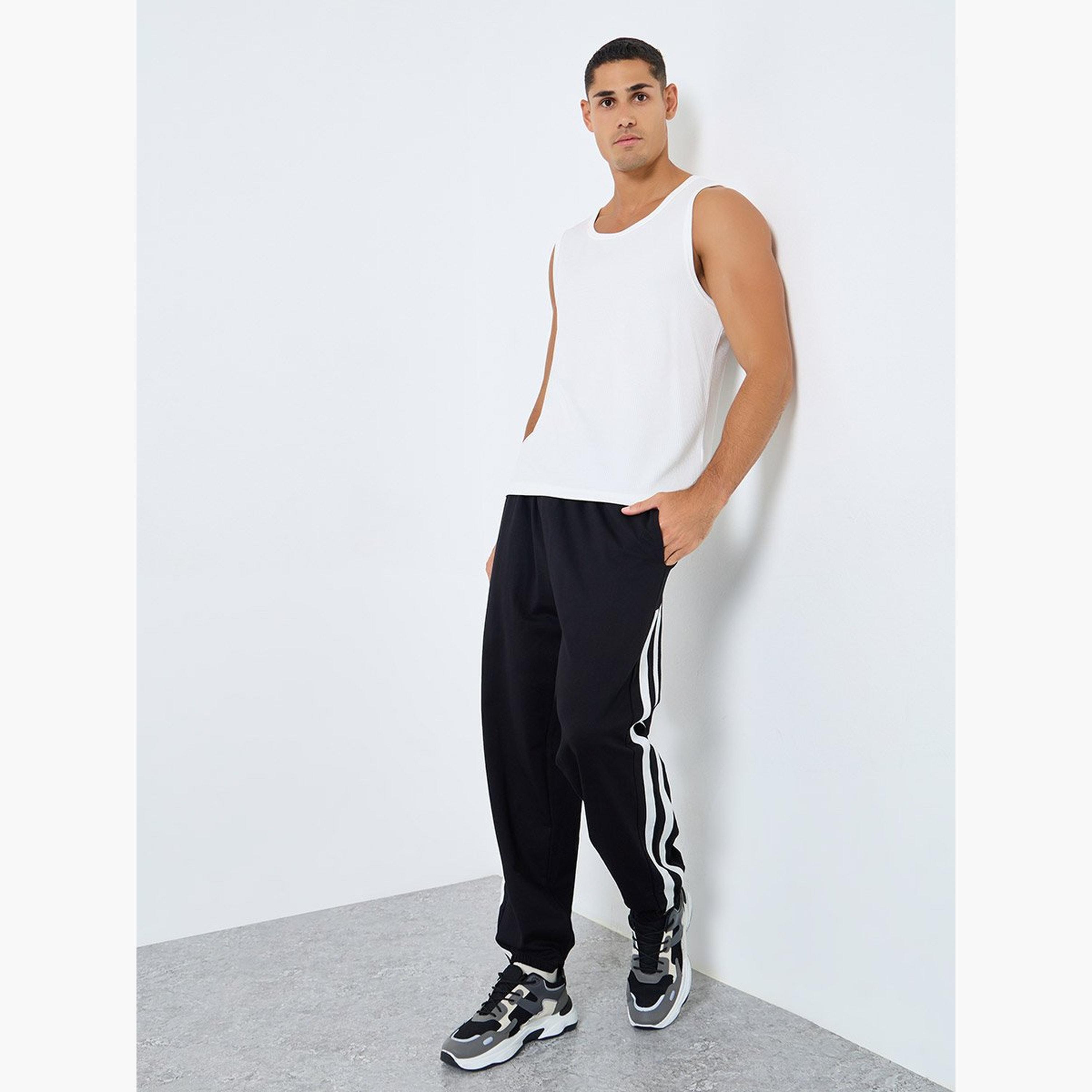ستايلي - بنطال رياضي تيري قصّة مريحة بلوحة جانبية متباينة-men-clothing-sportswearandactivewear-bottoms-joggers-image-2