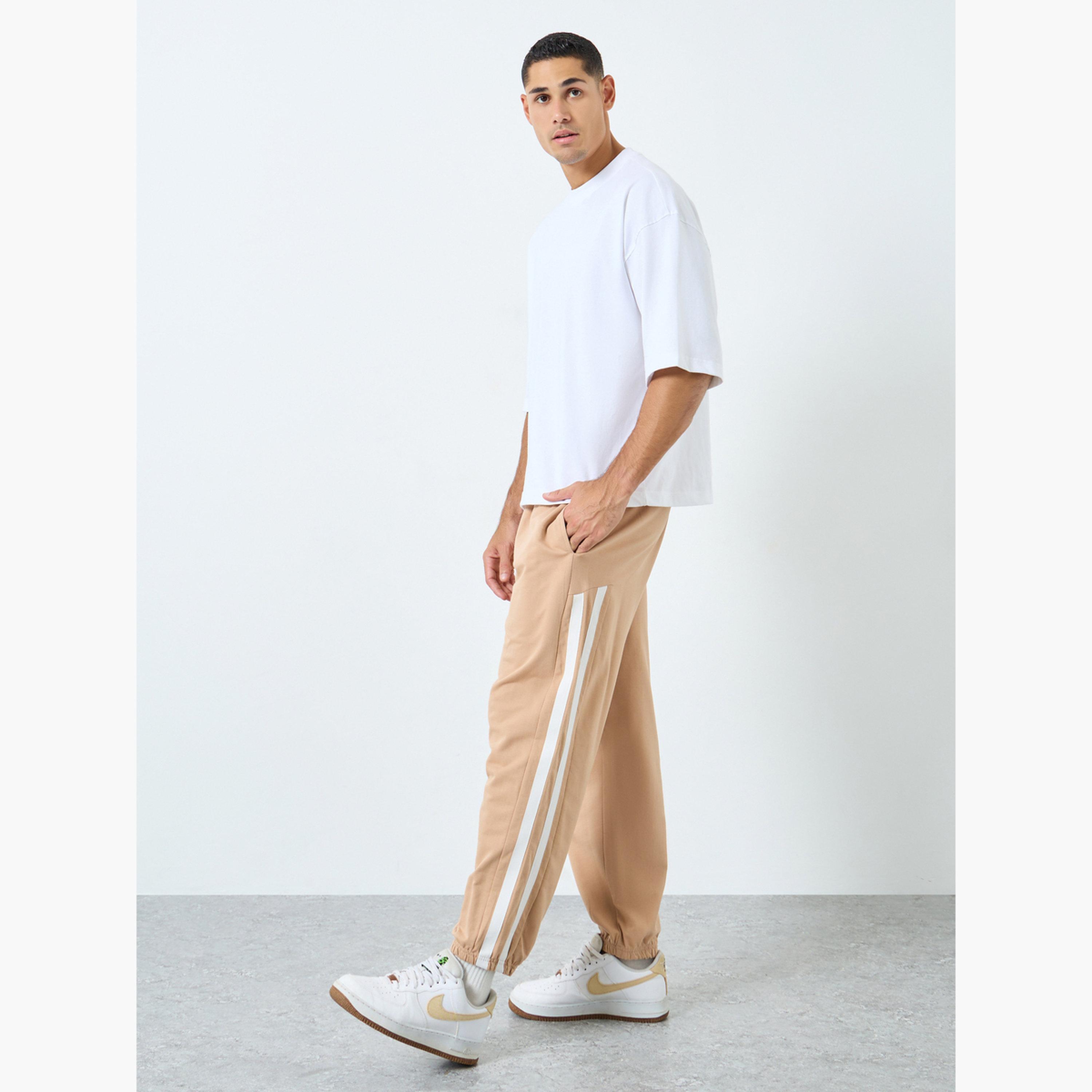 ستايلي - بنطال رياضي رجالي مخطط لون بيج بقصة مريحة-men-clothing-bottoms-joggers-image-2