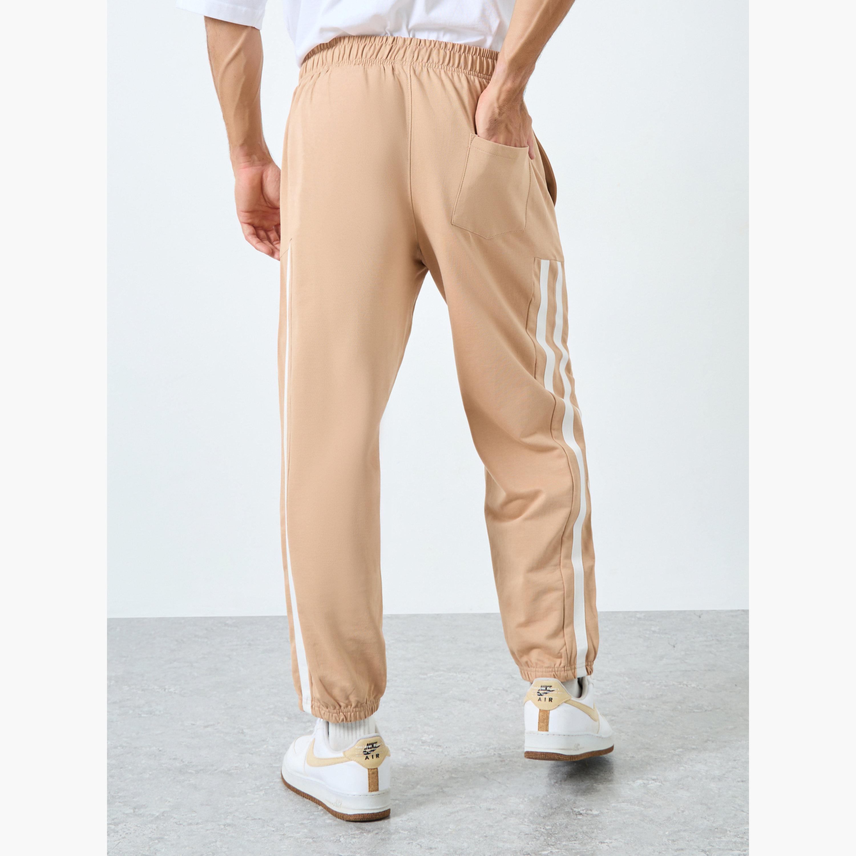ستايلي - بنطال رياضي رجالي مخطط لون بيج بقصة مريحة-men-clothing-bottoms-joggers-image-3
