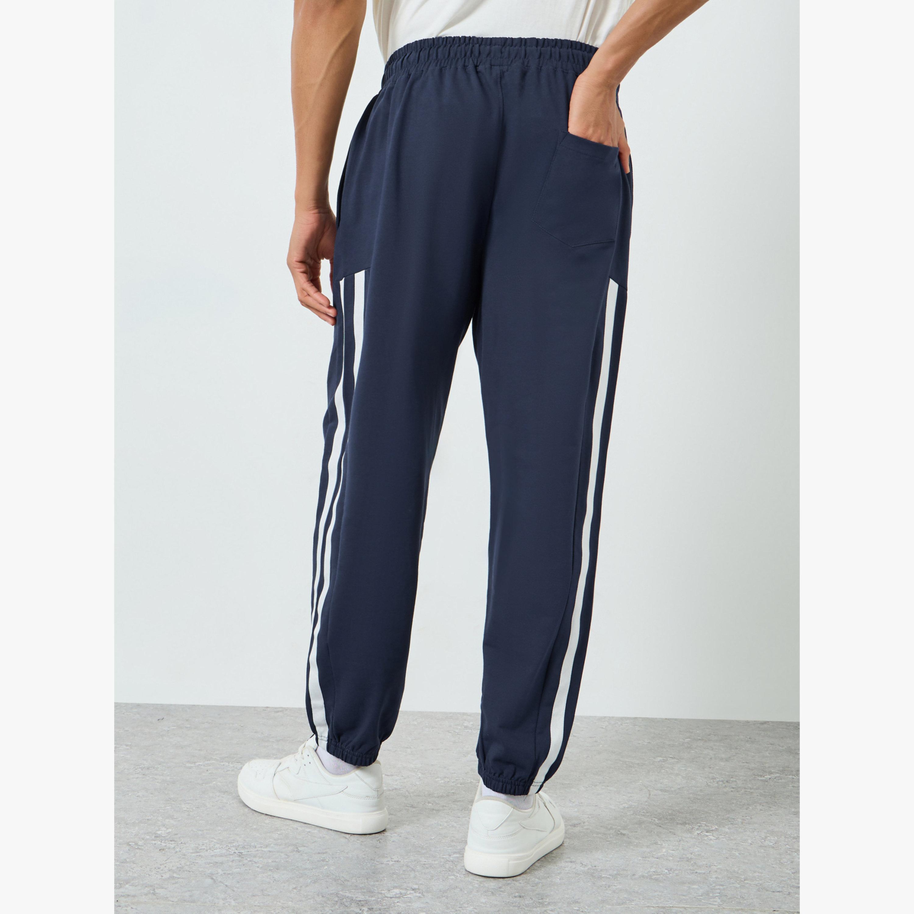 جوغر تيري بقصة مريحة وأشرطة جانبية-men-clothing-bottoms-joggers-image-4
