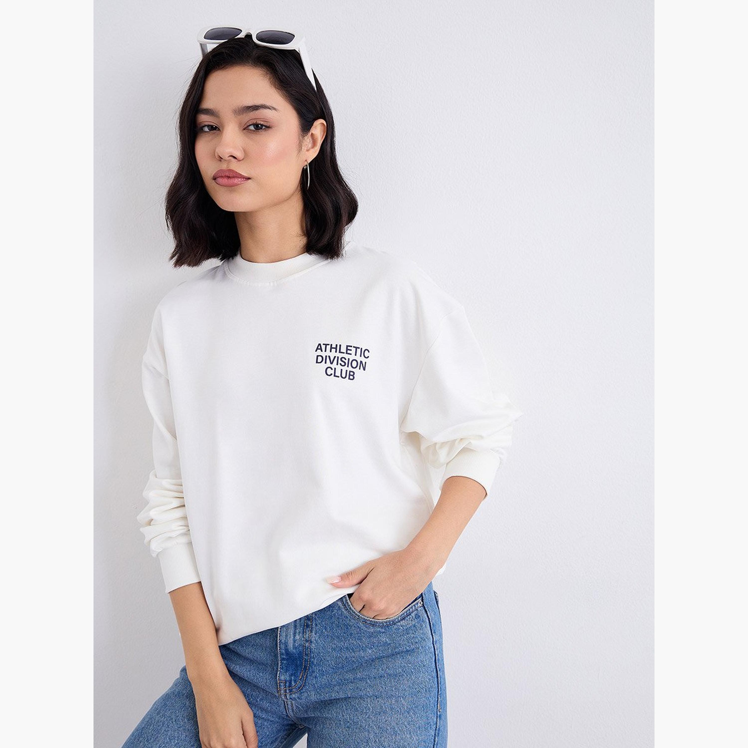 ستايلي - سويت شيرت للنساء طويل بقصّة عادية لون أبيض العاجي مع طباعة شعار-women-winterwear-hoodiesandsweatshirts-sweatshirts-image-5