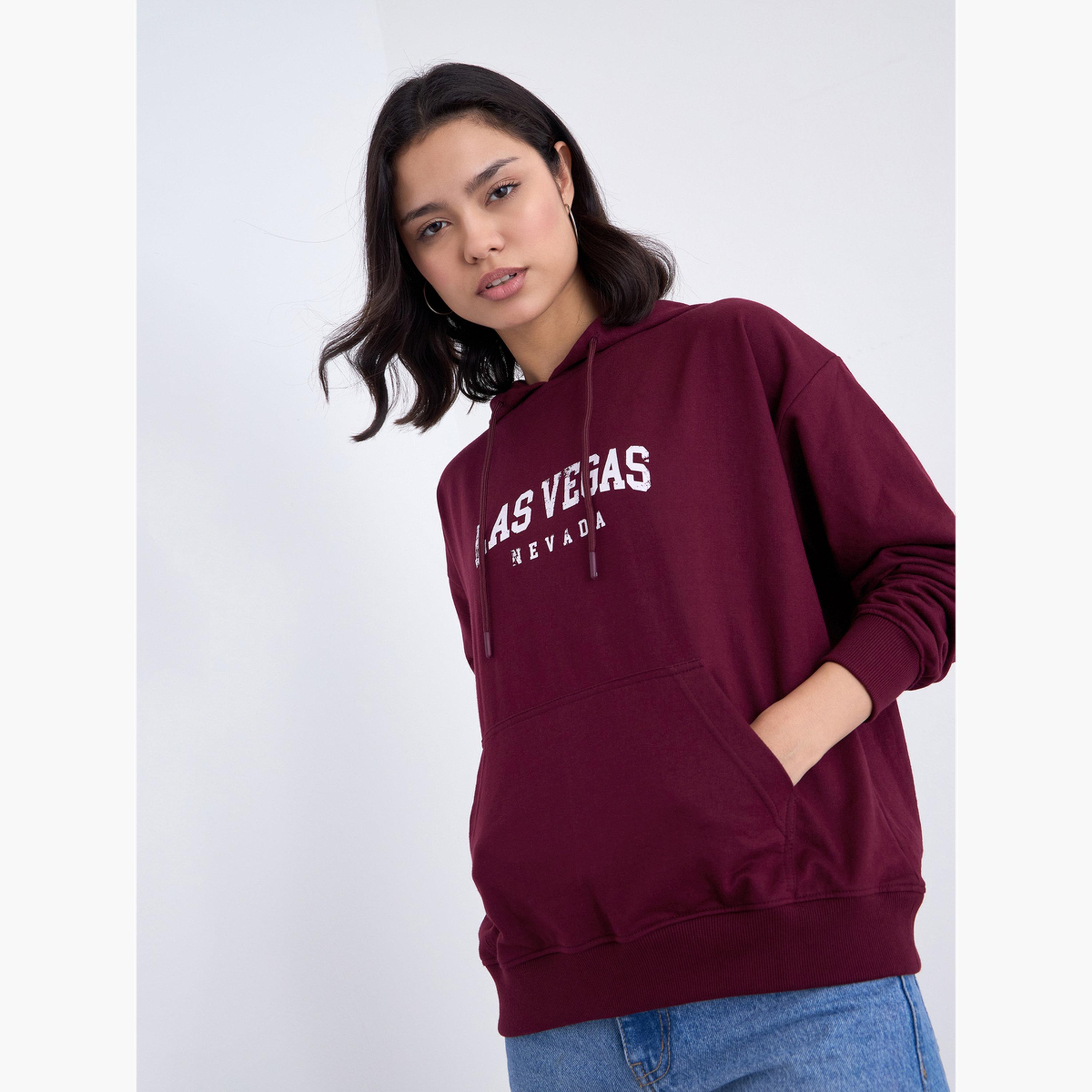 ستايلي - هودي بطبعة لوس أنجلوس بقصّة عادية بلون برغندي-women-clothing-hoodiesandsweatshirts-hoodies-image-3