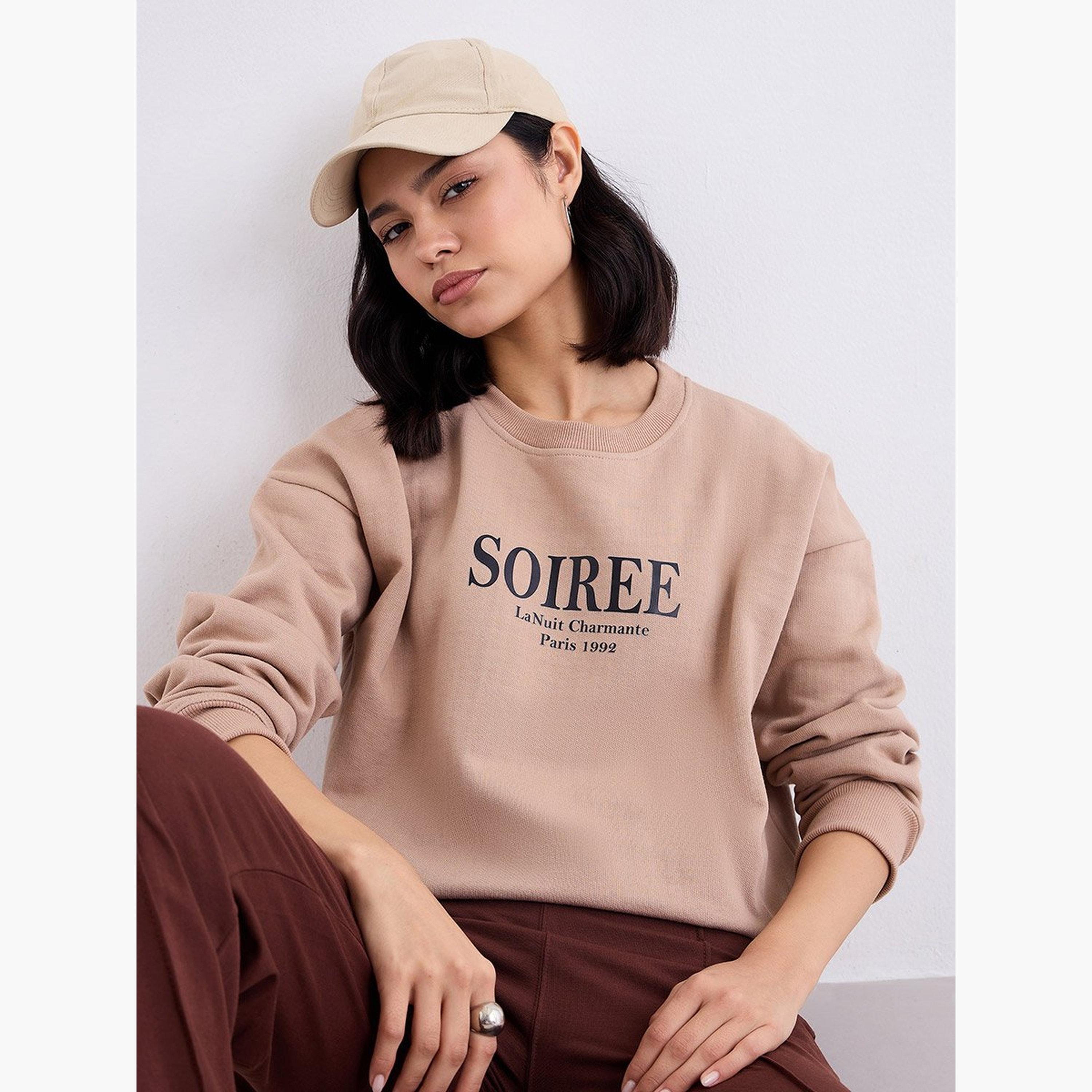ستايلي - سويت شيرت للنساء مقاس كبير مطبوع شعار لون بني-women-winterwear-hoodiesandsweatshirts-sweatshirts-image-2