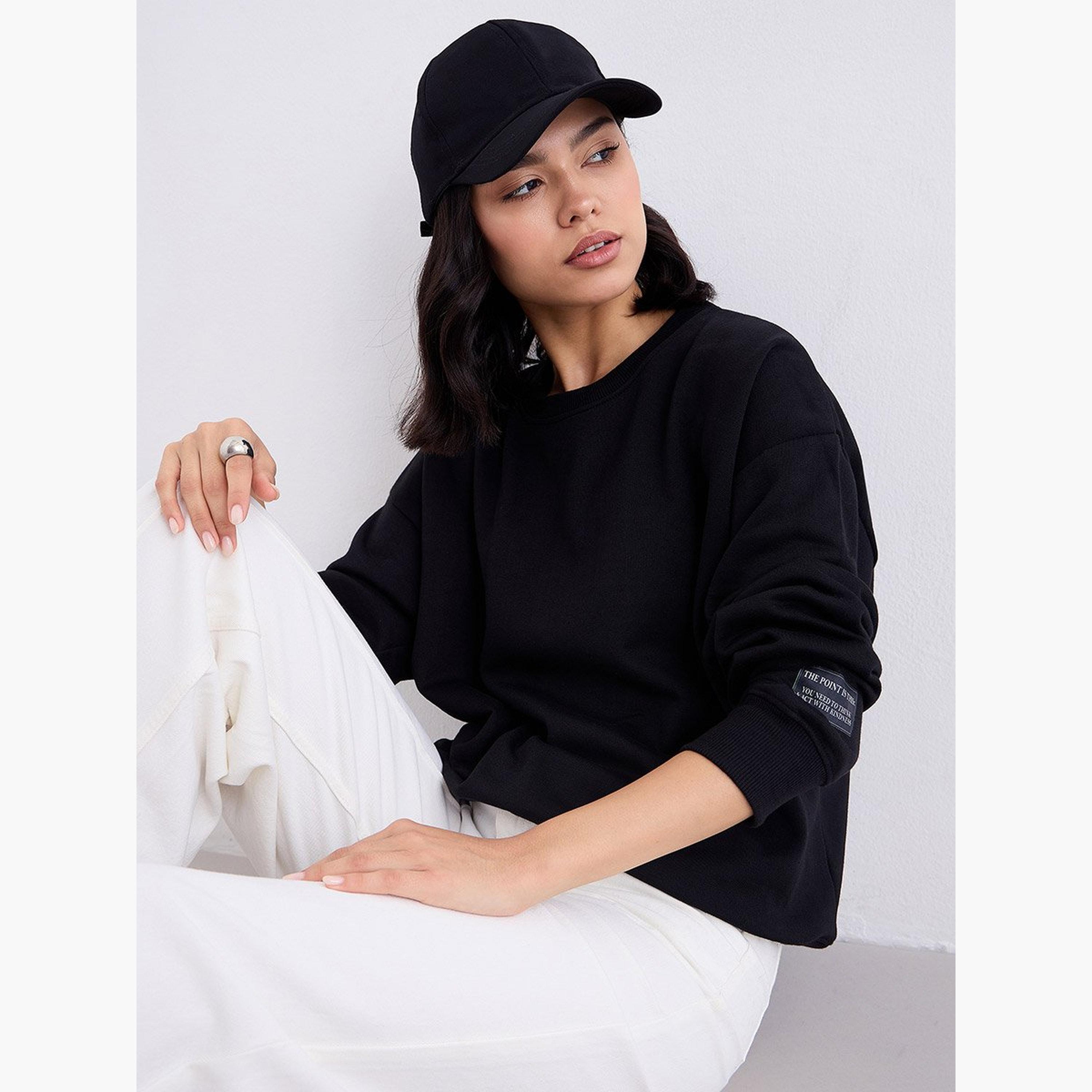 ستايلي - سويت شيرت للنساء مقاس كبير مع تفاصيل شارة-women-clothing-hoodiesandsweatshirts-sweatshirts-image-3