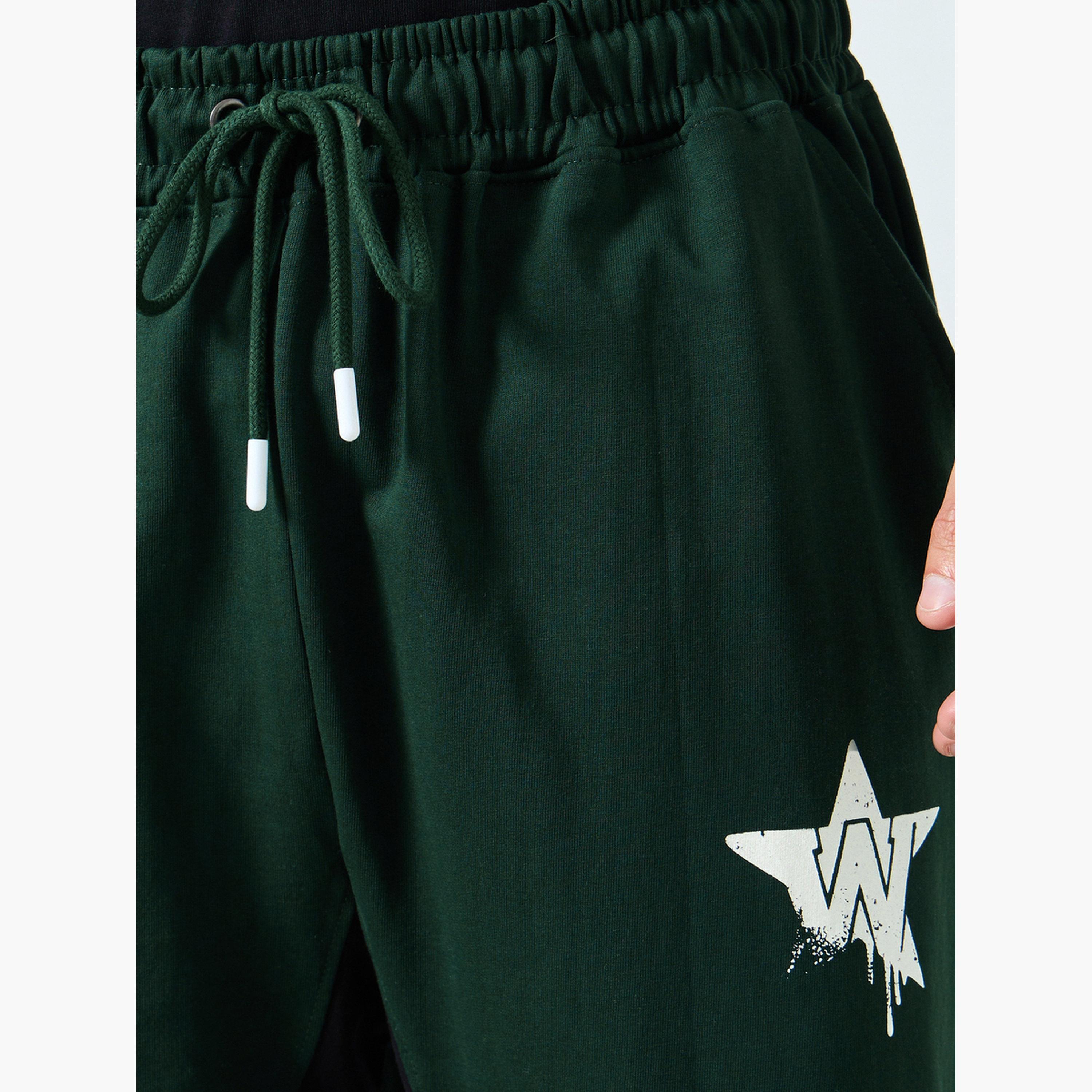 ستايلي - بنطال رياضي رجالي مقاس كبير اوفر سايز  بطبعة جرافيكية لون أخضر-men-clothing-bottoms-joggers-image-4