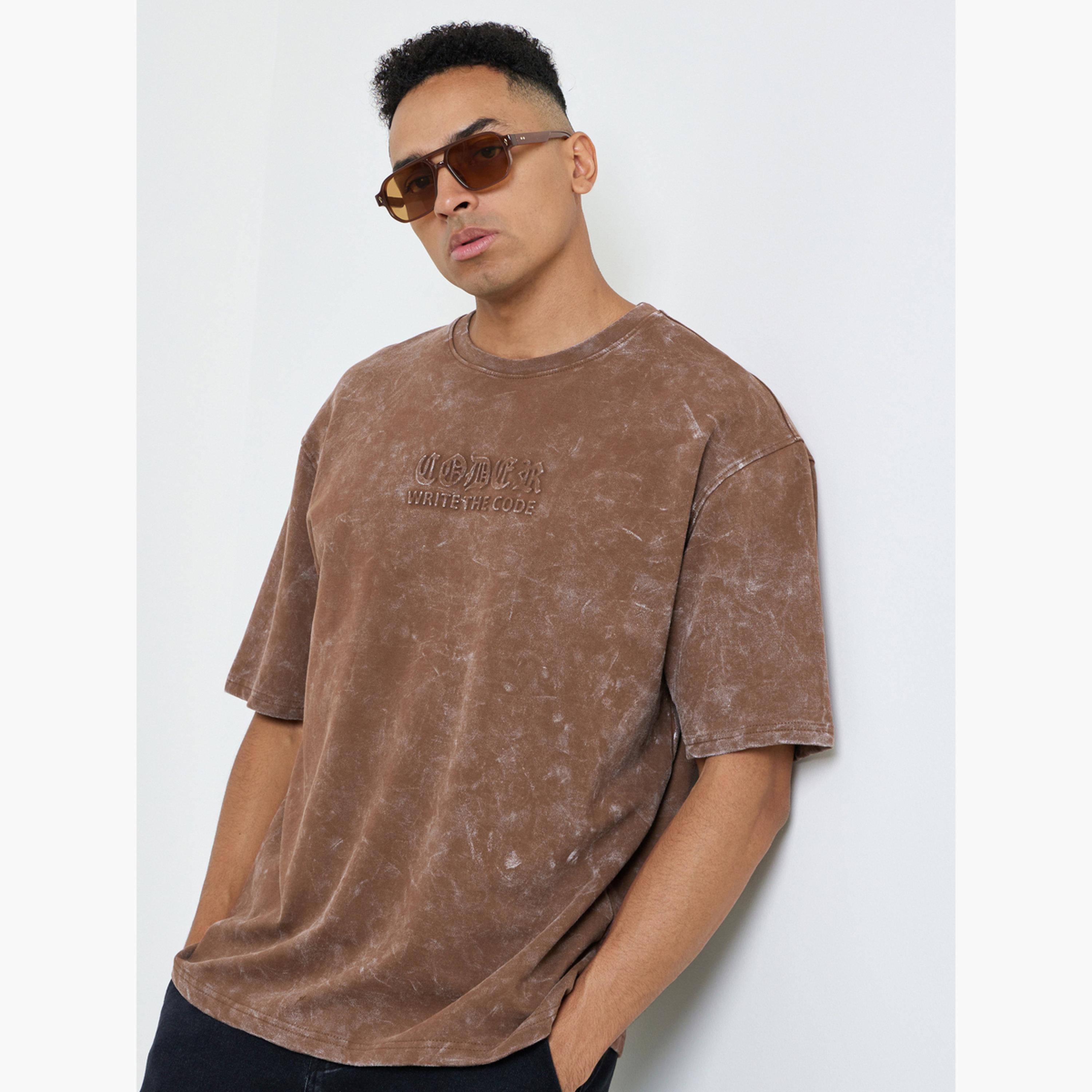 تيشيرت تيري واسع بتفاصيل مشطوفة وطبعة بارزة الملمس-men-clothing-tshirtsandpolos-tshirts-image-1