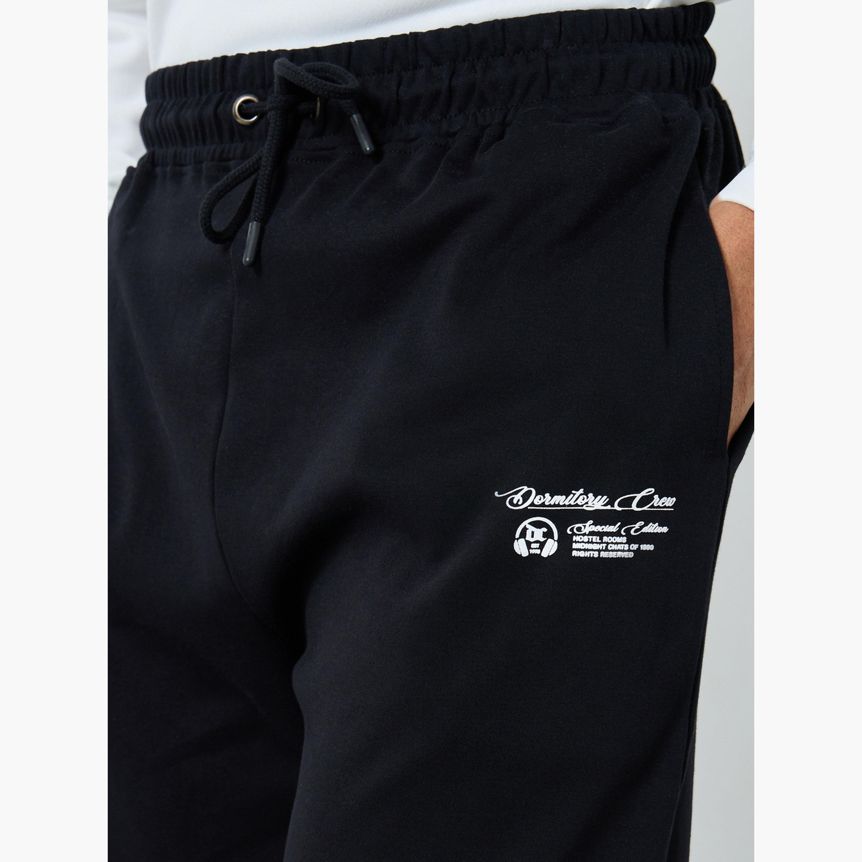 ستايلي - بنطال رياضي رجالي أسود حجم كبير طبعة شعار-men-clothing-bottoms-joggers-image-3
