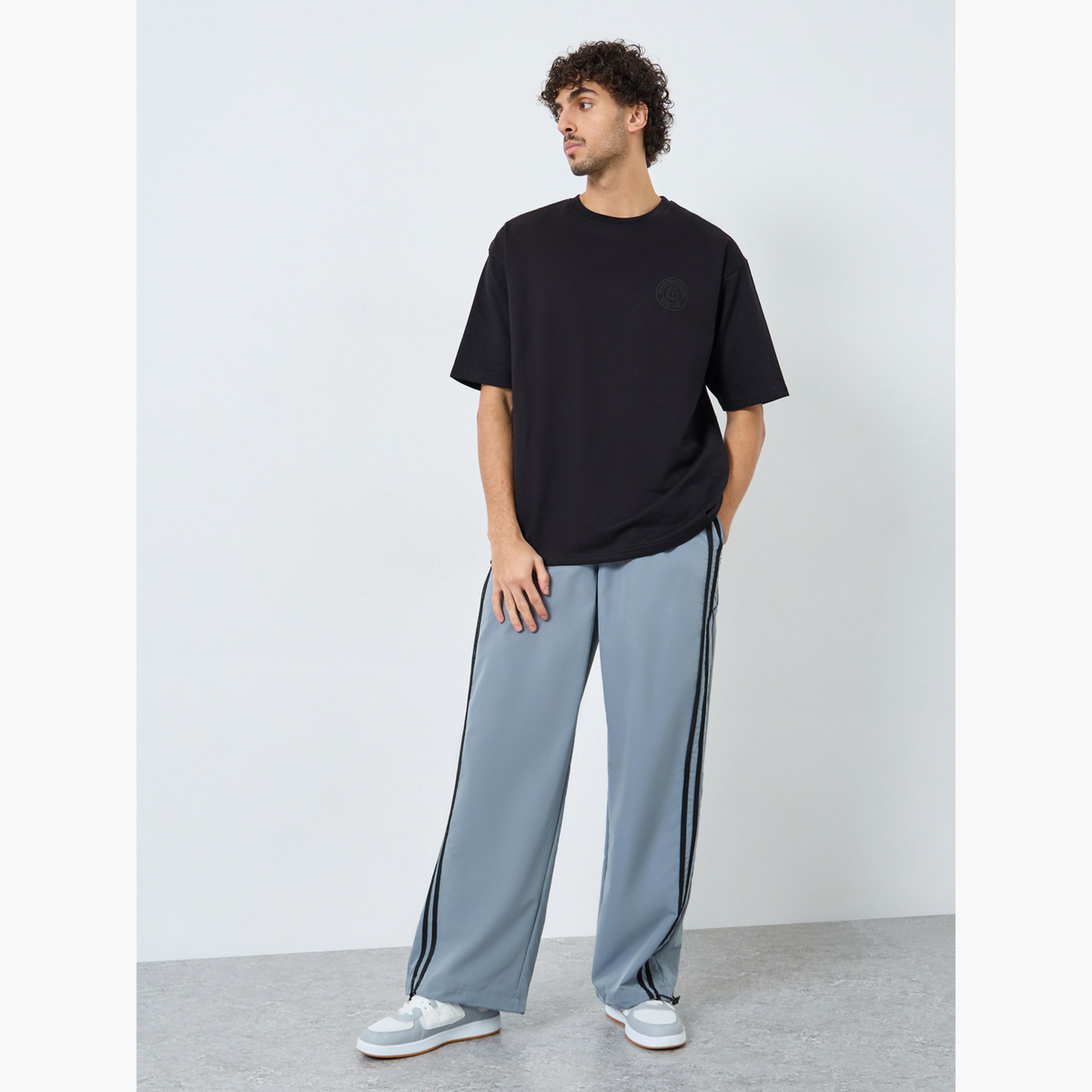 ستايلي - تي شيرت أسود تصميم واسع نقشة جرافيكية للرجال-men-clothing-tshirtsandpolos-tshirts-image-2