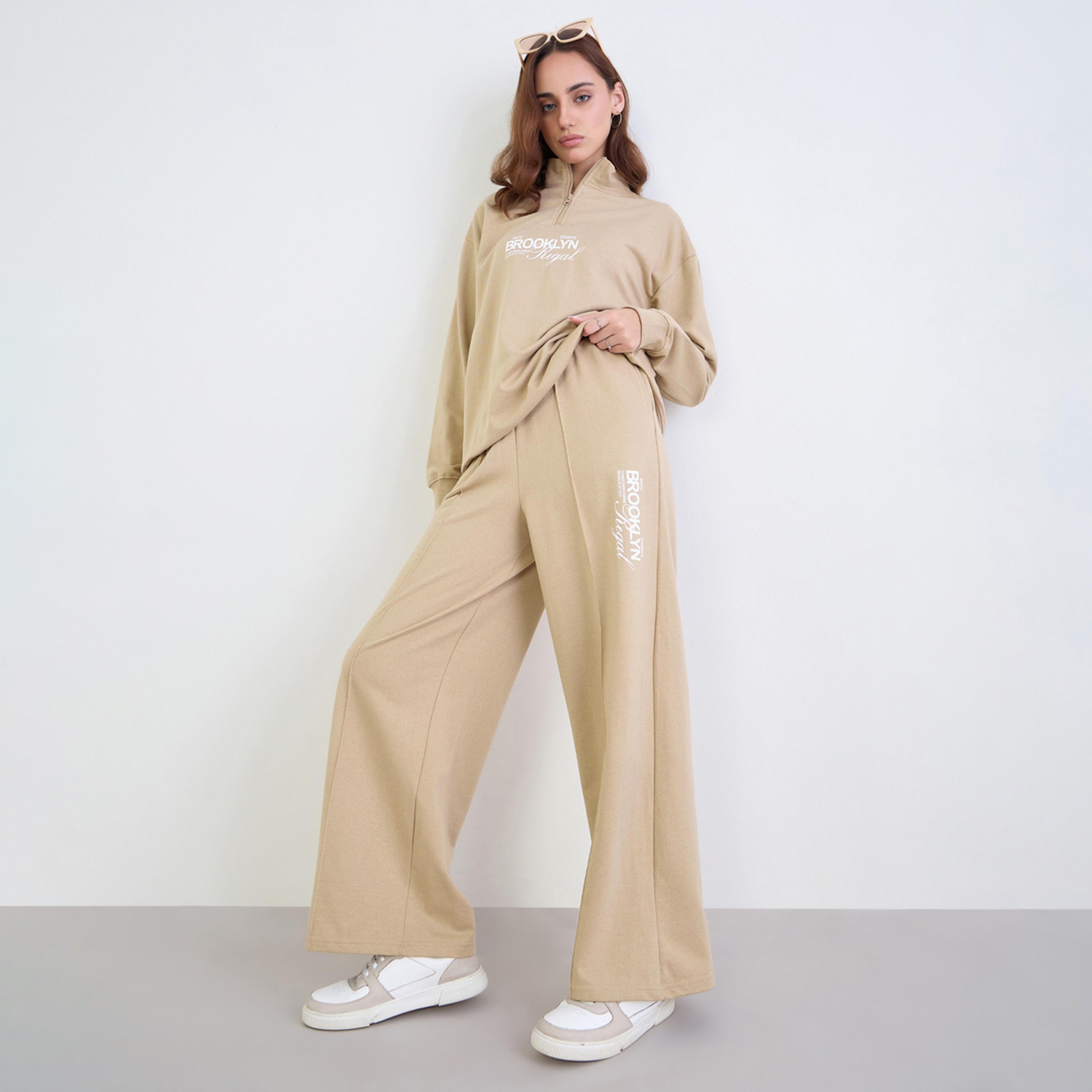 ستايلي - قميص رياضي مطبوع مريح مع بنطال رياضي واسع-women-clothing-coordsets-image-1